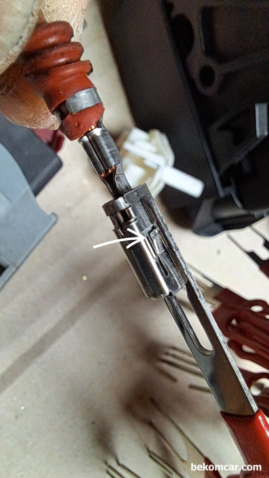 ECM 핀 배선 탈거 삽입 작업시 참고사항, 포드 익스, 실제 ECM 코넥터에서 핀 을 탈거후에 핀 고정 부분 을 살펴본다. 핀 제거 공구 다리 2개가 동시에 화살표 부분을 눌러서 고정장치를 풀어야 배선을 잡아당겨 빼낼수 있다.|bekomcar.com