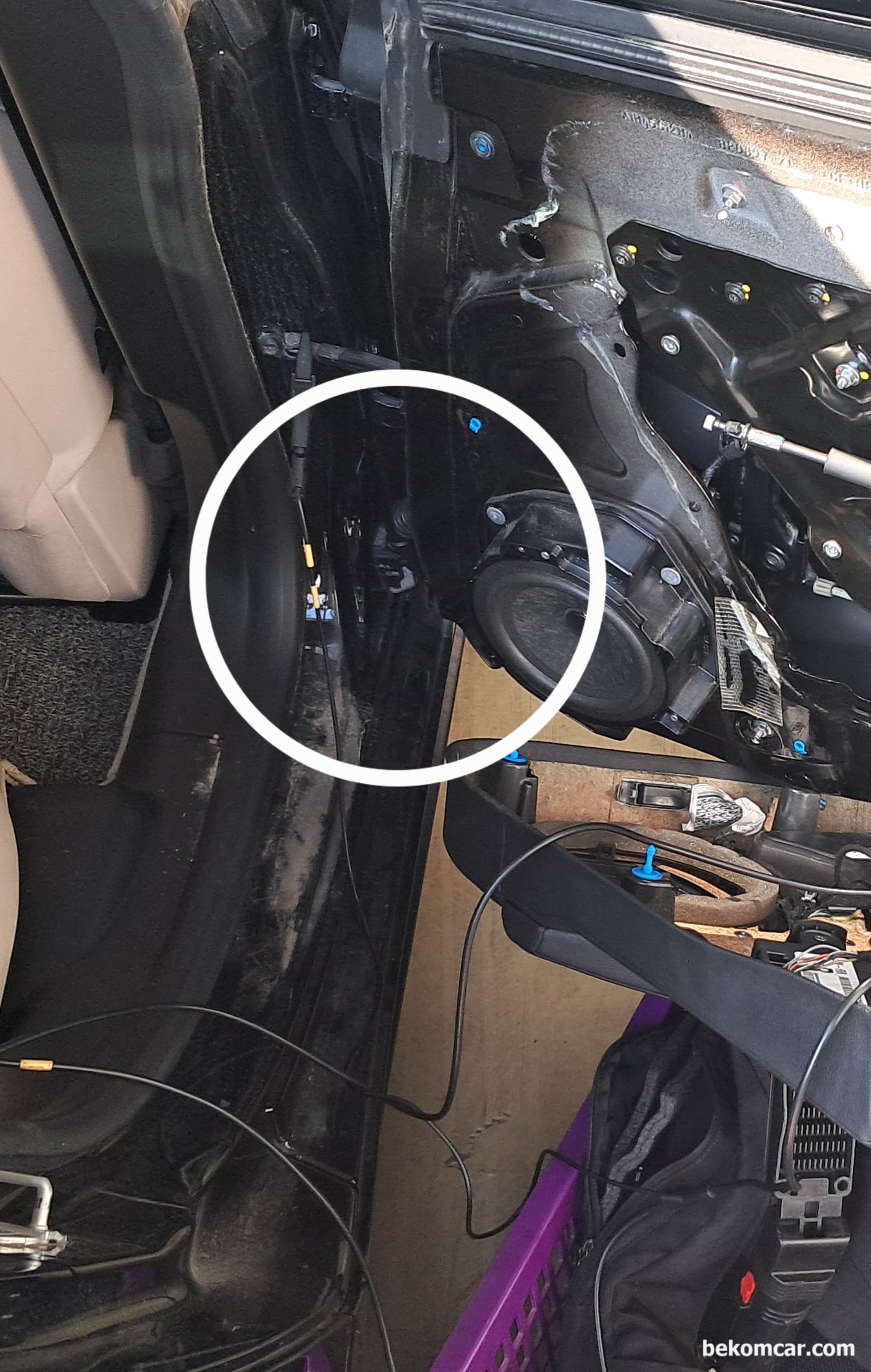 마세라티 기블리 도어모듈 고장으로 창문작동이 되지 않습니다. 어디가 고장일까요?, 마세라티 기블리 창문작동 불량인 경우 차량 본체와 문짝 연결하는 배선뭉치 부분 단선등을 확인해본다. 창문 작동도 캔 통신 제어이기 때문에 정비소 진단부터 하기를 권장한다.|ベコムカー (bekomcar)