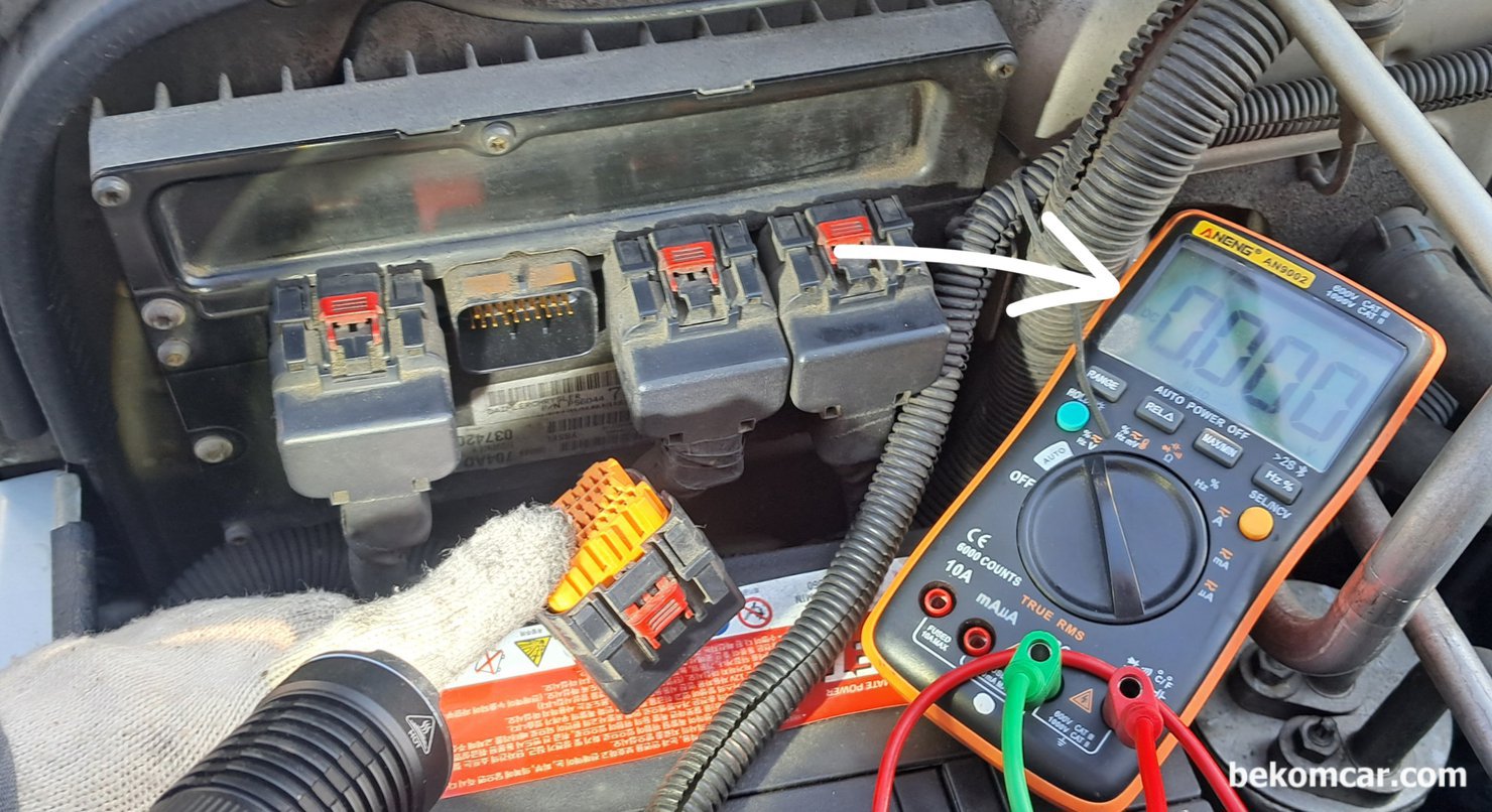 지프 랭글러 TJ P0153 산소센서1번 응답속도 느림 고장코드 진단결과 ECM 교체요, 지프 랭글러 TJ P0153 고장코드 진단결과 ECM 고장이다. ECM에서 4.5V ~5.0V를 산소센서 시그널 단자에 공급을 해 주지 못 해서 P0153 고장코드가 발생했다. ECM C2 33번 핀 측정해보니 0.0V 이다.|بيكومكار  (bekomcar)