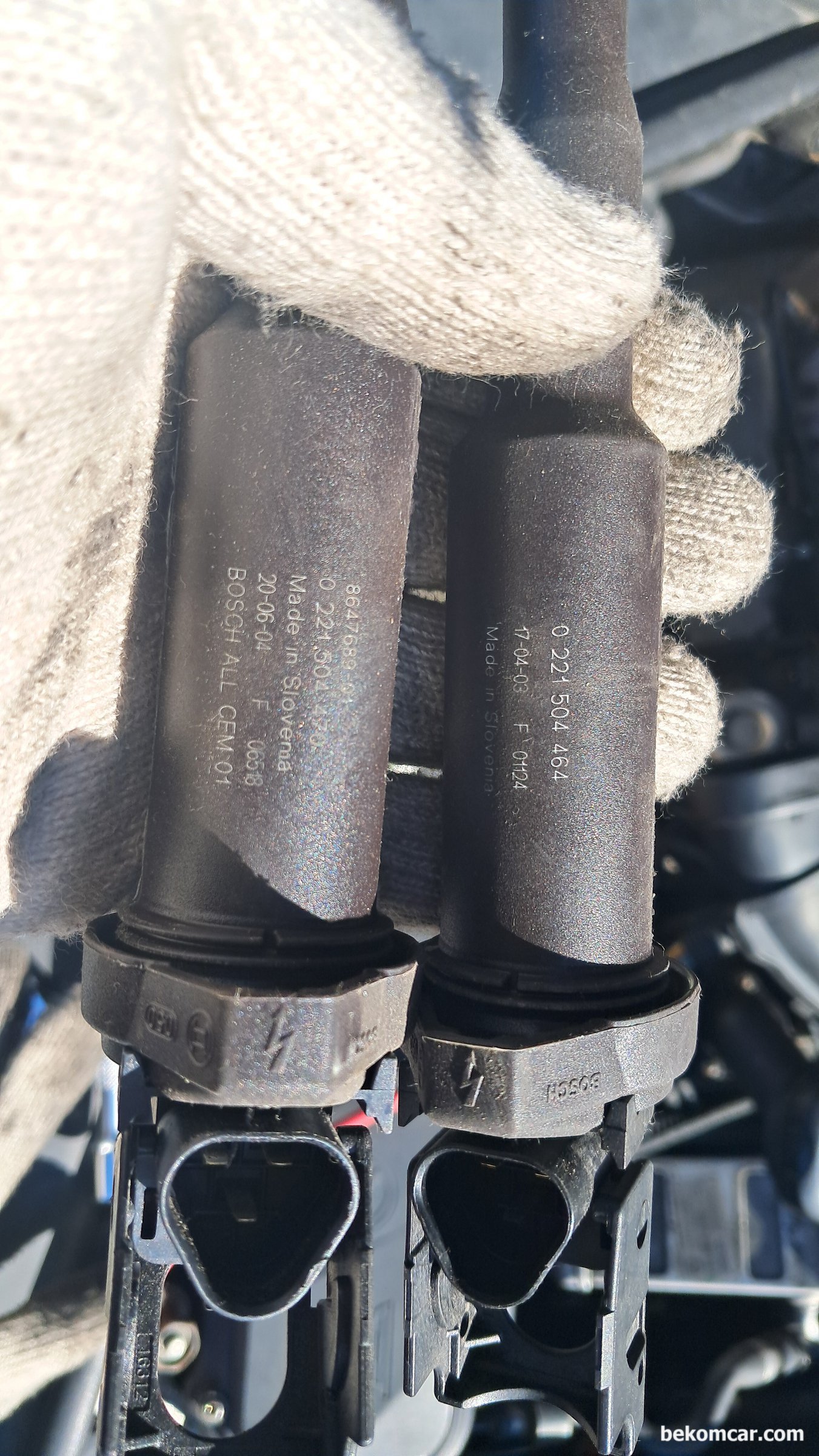 순정 점화플러그 및 점화코일의 중요성, BMW 550i V8 중고차 점검 사례, BMW 550i V8 중고차 구매후 점검하는 과정중에 점화코일을 점검하는데, 순정과 짝뚱이 발견된다. 품질이 좋지 않는 점화코일을 사용하면 엔진데미지에 큰 역할을 하게 되니 주의해야 한다.|贝科姆汽车 (bekomcar)