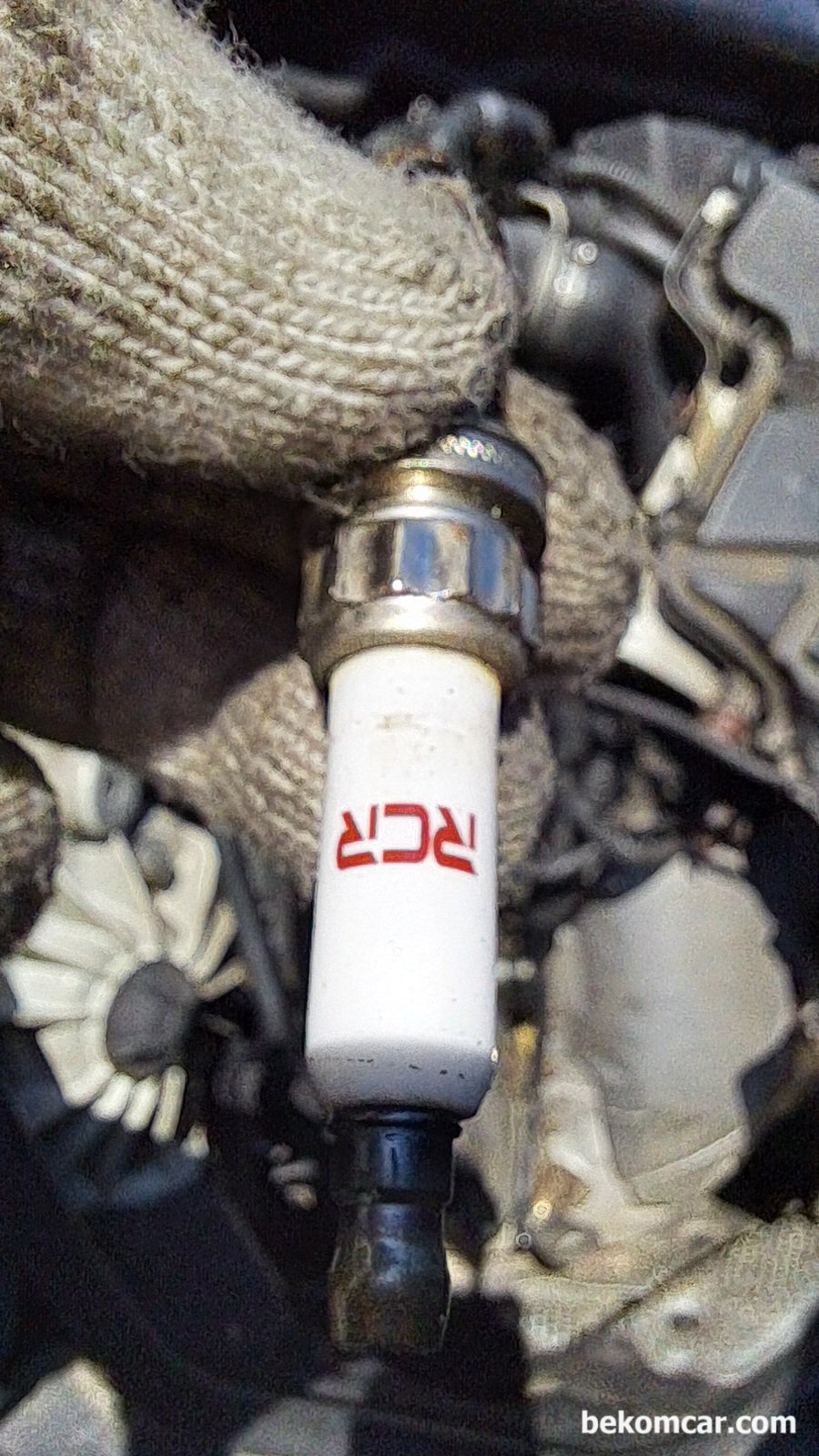 순정 점화플러그 및 점화코일의 중요성, BMW 550i V8 중고차 점검 사례, RCR 이라는 브랜드의 점화플러그를 사용하는 엔진상태는 항상 걱정된다. 중고차 구입시 점화플러그 및 점화코일 확인이 중요한 이유는 제대로 관리된 차량인지 알 수 판단하는데 도움이 되기때문이다. 모든 차량에 점화코일 및 플러그는 꼭 순정이나 OEM을 사용 하는것이 더 좋다.|贝科姆汽车 (bekomcar)