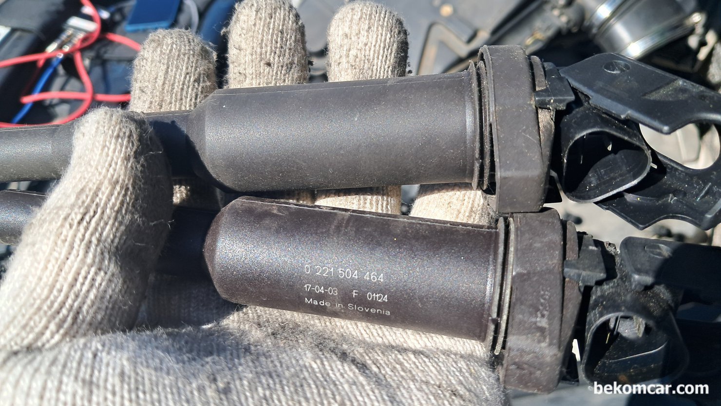 순정 점화플러그 및 점화코일의 중요성, BMW 550i V8 중고차 점검 사례, BMW 550i V8 중고차 구매후 점검하는 과정중에 점화코일 확인중에 하나의 점화코일은 아에 아무런 브랜드나 표시가 없는 완전 짝뚱이다. 이런 점화코일은 엔진을 망가지게 하는데 큰 역할을 하게된다.|贝科姆汽车 (bekomcar)