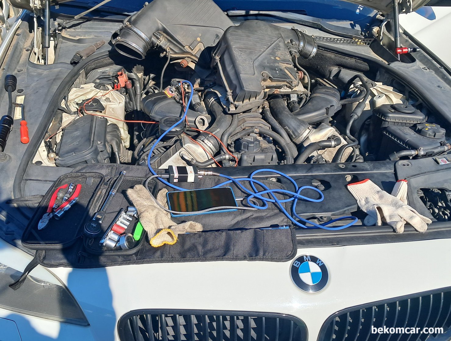 순정 점화플러그 및 점화코일의 중요성, BMW 550i V8 중고차 점검 사례, BMW 550i V8 같은 경우 일반인은 점화코일이나 점화플러그 접근이 상당히 힘들다. 엔진 커부뿐 아니라 에어필터와 호스등 탈거를 해야 하기때문이다. 중고차 구매전에는 꼭 정비사의 도움을 받아서 차량점검을 하는것이 돈 아끼는 길이다.|贝科姆汽车 (bekomcar)