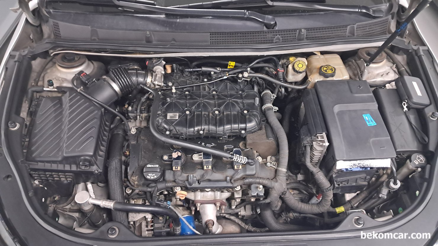 HS512Max 오실로스코프 액션, GM대우 알페온 V6 3.0L 진단사례, GM대우 2013년 알페온3.0L 촉매 효율저하 P0420 P0430 진단을 위하여 측정장비등을 준비하고 있다. 엔진룸은 단순하며 미국 시장에서 Buick Lacrosse 3.6 엔진으로 판매되고 있으며 한국에는 3.0L로 배기량만 조정하여 수입되고 있다. 범퍼쪽이 뱅크2의 246실린더이고, 격벽쪽이 뱅크1의 135번 실린더이고 점화순서는 123456 이다.|بيكومكار (bekomcar)