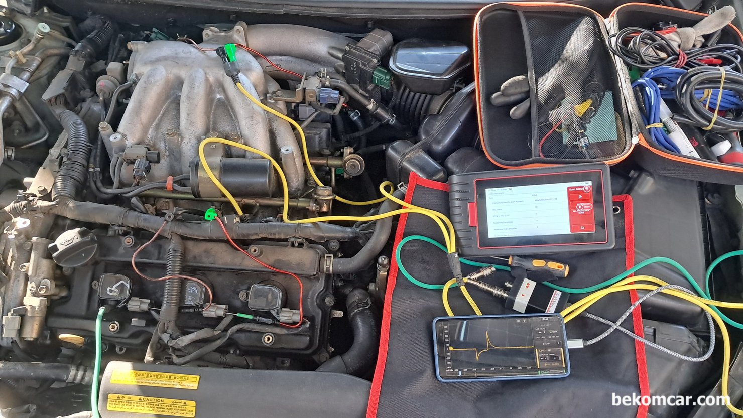 2006년 르노삼성 SM7 2.3L V6 P0303 실화진단 (점화2차파형, 점화코일. 플러그), 2006년 르노삼성 SM7 2.3L V6 P0303 실화진단 과정 기록, 점화2차 파형분석을 위하여 오실로스코프 세팅후에 점화2차 파형을 프로브를 이용하여 파형을 측정한다. 점화파형에서 바로 고장이 점화코일. 점화플러그 점검 포인트가 확인된다.|بيكومكار (bekomcar)