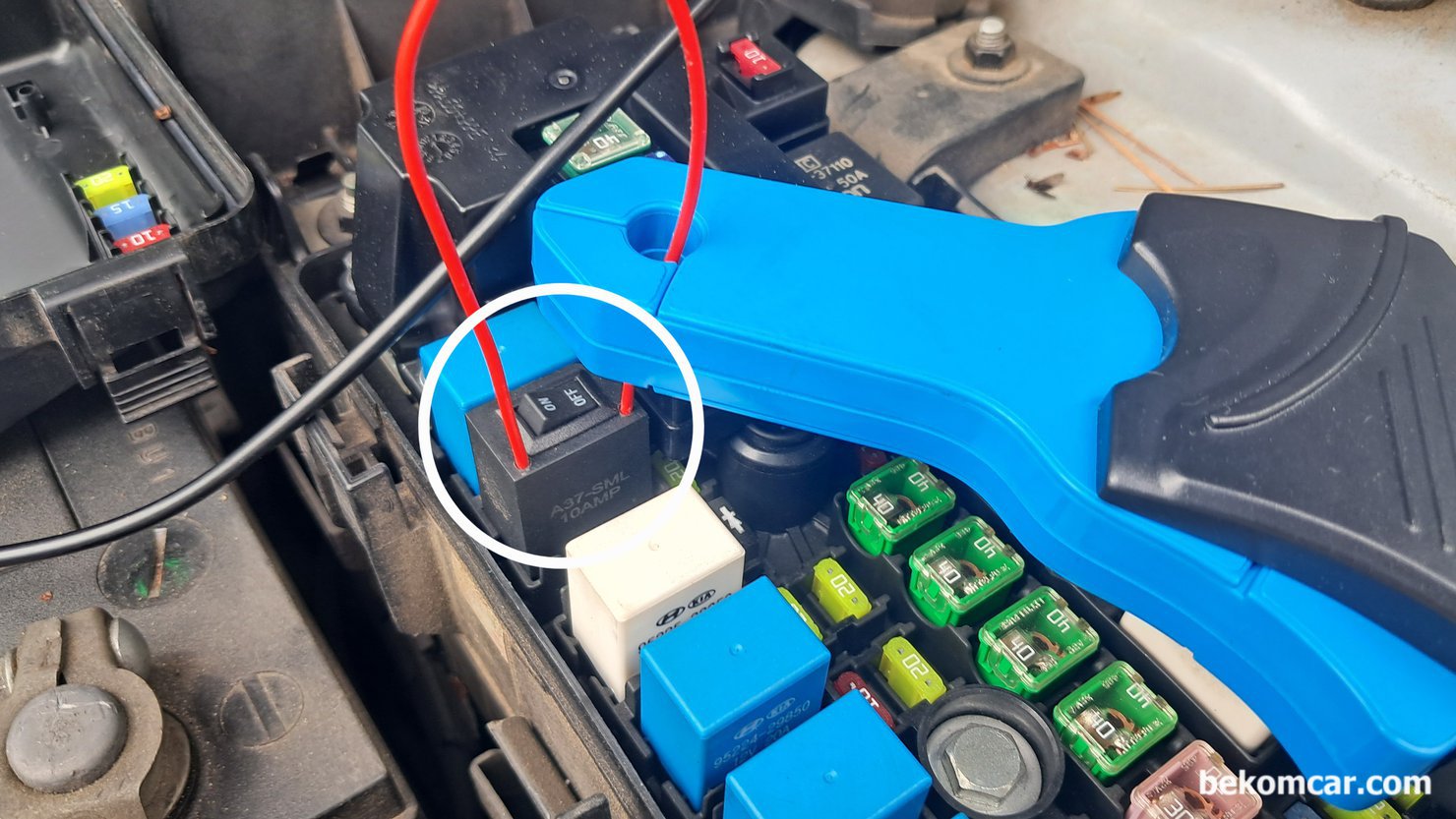 점화코일 교체시점 진단 과정, 모든 점화코일 사용하는 내연기관 차량 해당, 실제 측정차량과는 다른 차량이지만 점화코일 상태를 측정하는데 여러가지 방법중에 하나가 점화코일 릴레이나 휴즈에서 전기신호를 추출하여 전류를 측정하는 방법이다. 베콤카에서 국내 대리점으로 수입판매하는 Martin Loren HS512Max 자동차전용 2채널 오실로스코프를 사용하고 있다.|bekomcar.com