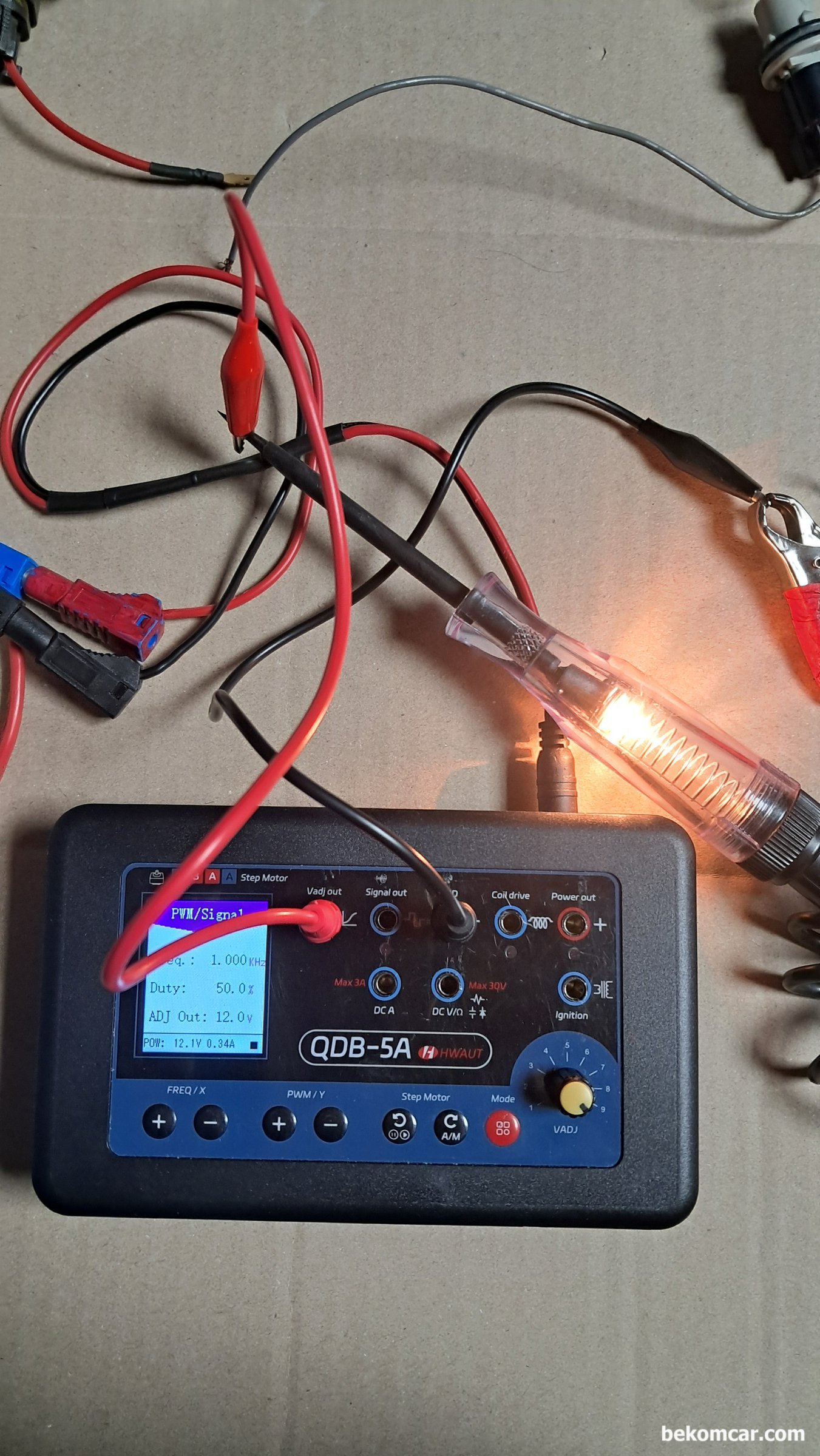 전압강하 테스팅시 사용하는 테스트라이트, 전압강하 구분이 될까?, 이번에는 정비소에서 가장 많이 사용하는 테스트 라이트 이다. 12.0V에서의 테스트 라이트 빛 밝기이다.  이 정도의 밝기와 부하 걸릴 때 전압 강하 800mV 있을 때 차이를 구분 하는 것은 쉽지 않을 수 있다. 작업자 피로도, 작업 환경 및 여러가지 변수도 작용할 것이다.|베콤카 차량정밀진단