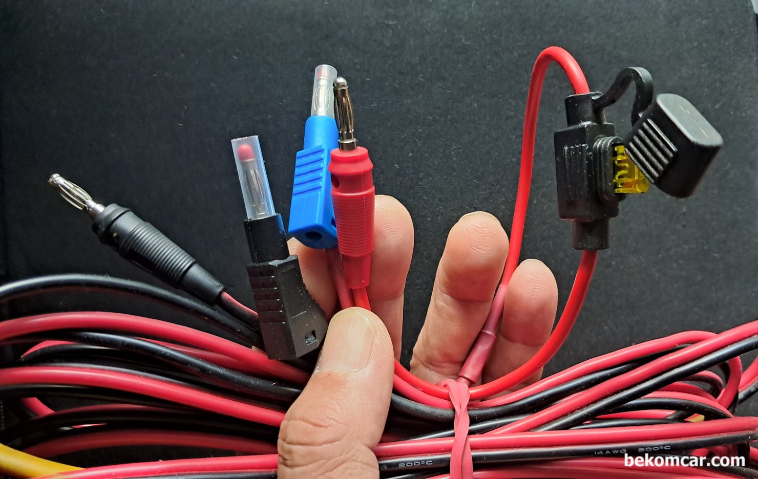 차량진단시 파워(전원) 그라운드 (접지) 안정적 공급은 필수, 5m 길이 14AWG 파워 그라운드 선에 휴즈를 연결하고 4mm 바나나 아답터를 연결해서 사용하고 있는 파워 그라운드 전원 공급 케이블이다.|بيكومكار  (bekomcar)