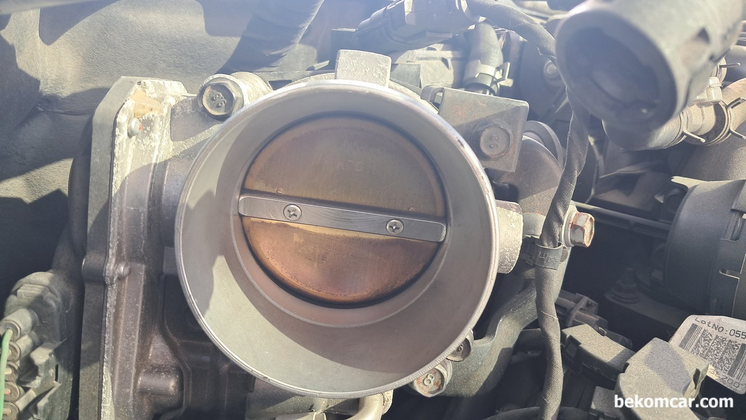 현대자동차 2019년 G80 3.3L GDI 쓰로틀바디 청소 및 학습값 리셋, 현대자동차 2019년 G80 3.3L GDI 쓰로틀바디 청소하기전에 카본찌꺼기 를 잘 살펴본다. 어렵지 않는 작업이니 엔진오일 교환시 3만키로마다 점검 해 보는것도 좋겠다.|بيكومكار  (bekomcar)