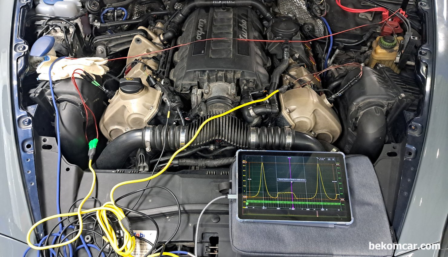 소프트웨어 와 정비사 그리고 차량고장 진단, 엔진등 정밀 진단시에는 오실로스코프를 이용하여 원시 데이터를 수집하여 분석하면 더 정확한 진단이 가능하다. 포르쉐 카이엔 엔진 타이밍 고장진단 과정중에 타이밍 상태를 진단하고 있다.|贝科姆汽车 (bekomcar)