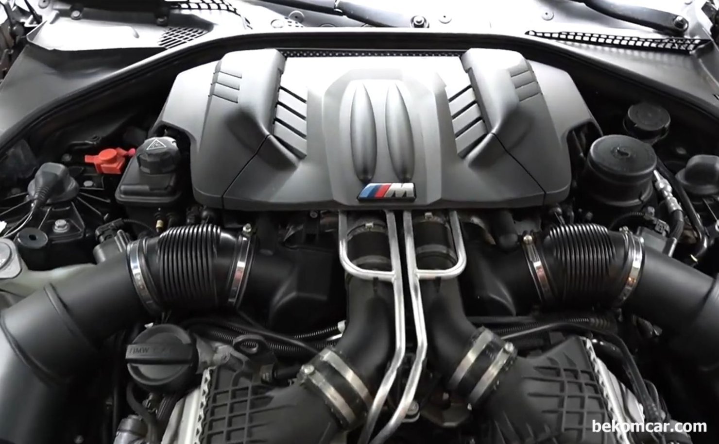 BMW F10 M5차량 P0175 P0172 공연비농후 경고등으도 인젝터, 산소센서, 에어플로우센서, 점화코일, 점화플러그, PCV밸브 등 교환하였는데 여전히 농후 고장코드가 있습니다. 원인이 궁금합니다., BMW F10 M5 엔진룸으로 공연비 농후 P0172 P0175 고장코드가 있는경우, 원인부터 확인후에 정비 하는것이 돈 아끼는 길이다.|bekomcar.com