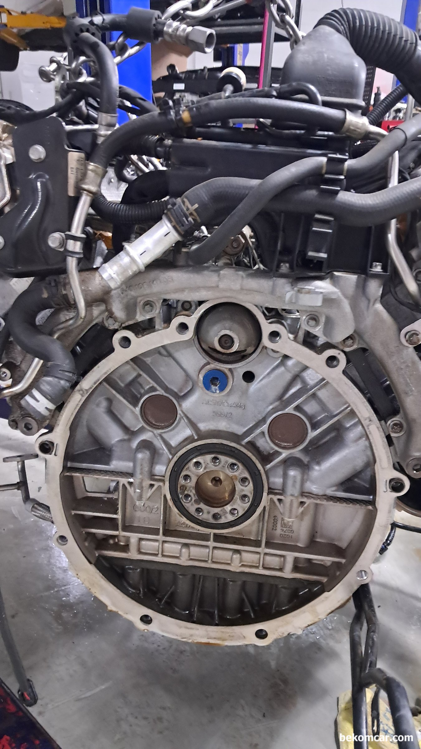 포르쉐 카이엔 엔진룸 뱅크2, 엔진 미션 토크컨버터 위치등 참고자료, 포르쉐 카이엔 토크컨버터가 위치하는 곳이다. 엔진고 미션사이에 위치해있다. 미션과 엔진을 분리시 볼트는 가능한 열을 가해서 (산소나 인덕션) 탈거하도록 한다. 공간도 좁고 볼트 탈거중 부러지면 참 곤란한 상황이 된다.|ベコムカー (bekomcar)