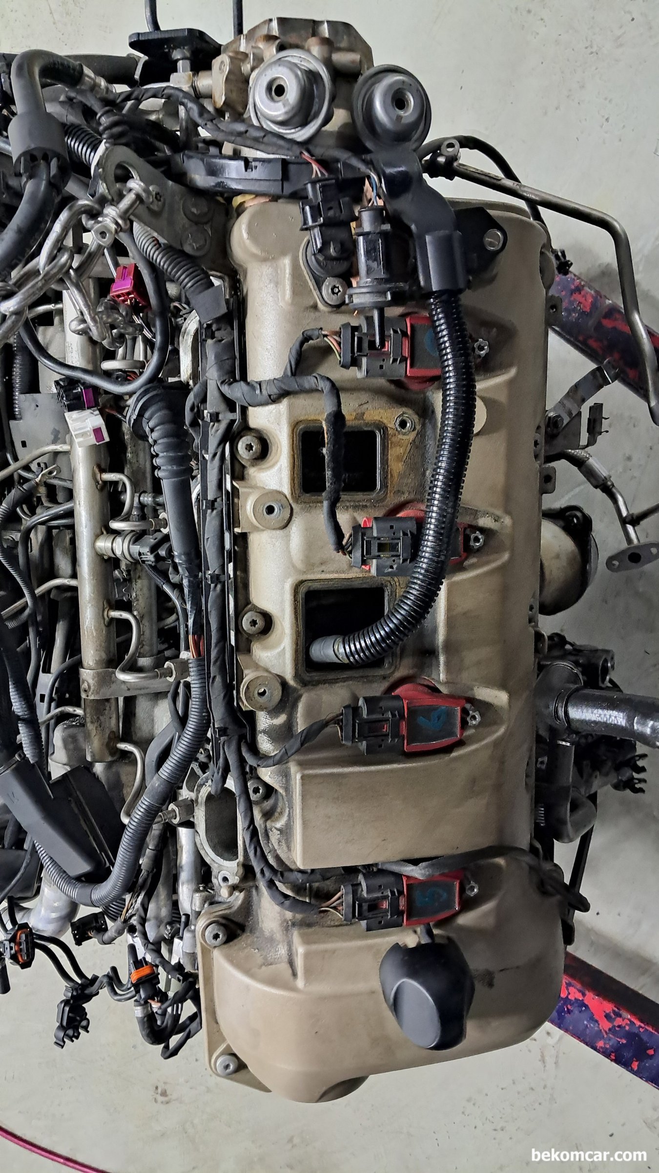 포르쉐 카이엔 엔진룸 뱅크2, 엔진 미션 토크컨버터 위치등 참고자료, 포르쉐 카이엔 점화코일, 점화플러그, OCV, 캠어드저스터(캠페이저), 인젝터등 주요 부품의 위치를 참고한다. 뱅크2 헤드 부분이다.|ベコムカー (bekomcar)