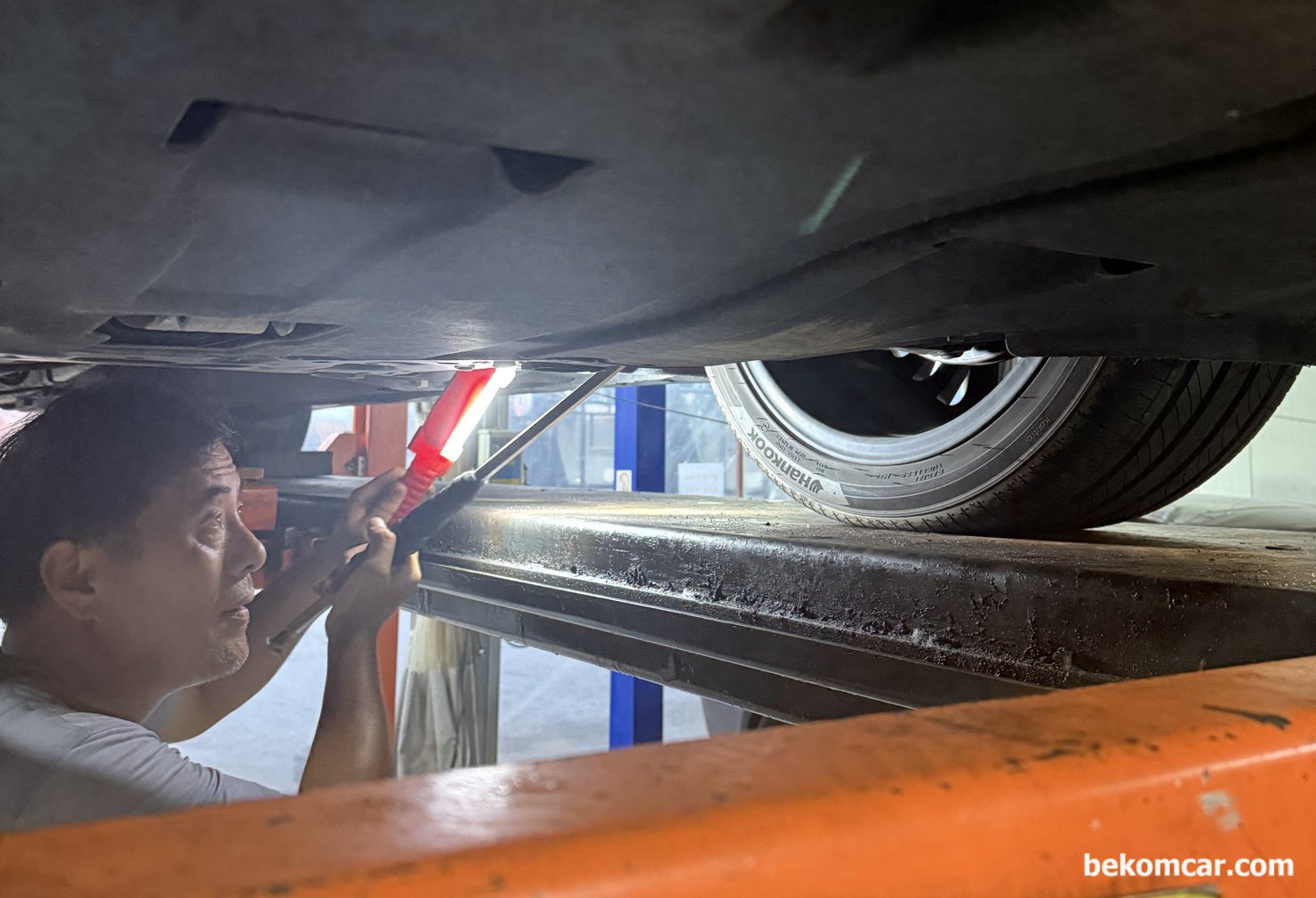 현대기아 자동차 중고차 구입후 실린더 내시경 및 하체 부싱류등 점검기록, 중고차 구입후 엔진룸 점검에 이어 하체점검 과정중 부싱류등상태를 체크하고 있다.|ベコムカー (bekomcar)