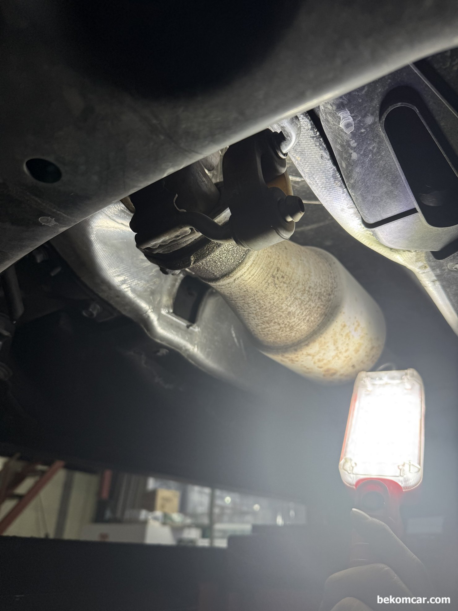 현대기아 자동차 중고차 구입후 실린더 내시경 및 하체 부싱류등 점검기록, 중고차 구입후 하체점검 과정중 부싱류등상태를 체크하고 있다.|ベコムカー (bekomcar)