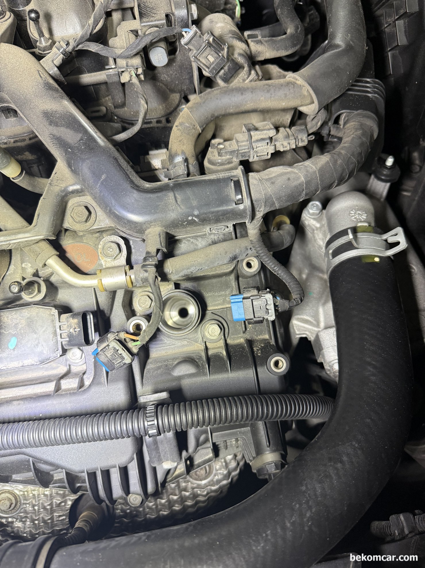 현대기아 자동차 중고차 구입후 실린더 내시경 및 하체 부싱류등 점검기록, 중고차 구입후 엔진룸 점검중, 점화코일 및 첨화플러그 상태를 확인한다. 다행히 모두 상태는 좋은듯하다. 점화코일 부트가 분리될 수 있으니 탈거시 주의한다.|ベコムカー (bekomcar)