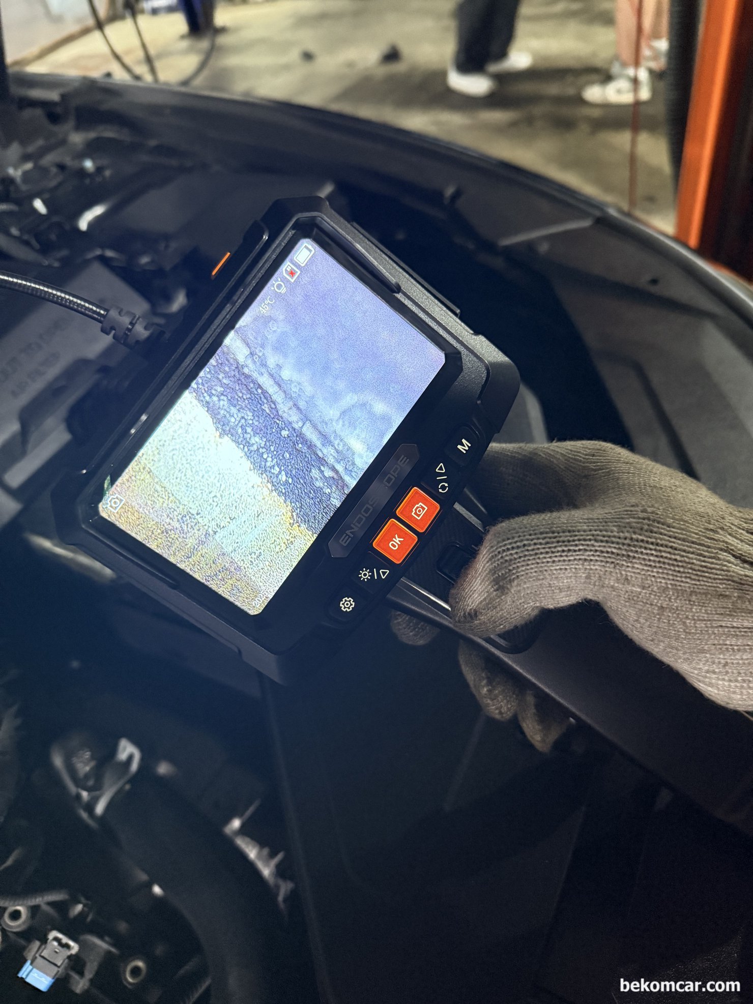 현대기아 자동차 중고차 구입후 실린더 내시경 및 하체 부싱류등 점검기록, 중고차 구입후 엔진룸 실린더 내부 내시경 검사를 하고있다. 직분사 GDI 엔진의 전형적인 카본이 발견된다. 하지만 심하지는 않다.|ベコムカー (bekomcar)