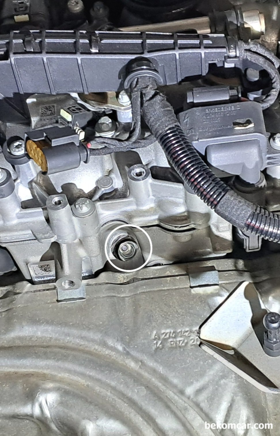 벤츠 2021 W213.086 엔진 점화플러그 소켓크기가 14mm 이지만, 공간이 상당히 타이트해서 16mm 소켓크기는 입구에서 전혀 들어갈 수 없네요, 2021년 벤츠 W213.806엔진 E350이다. 점화플러그 소켓이 날씬이 14mm 로, 16mm 소켓은 입구에서 부터 삽입이 되지 않는다. 따라서 ROTKEE 실린더아축압력센서 사용시 14mm 아답터가 이 점화플러그 소켓이 끼이지 않도록 주의한다. 아답터 머리가 16mm 소켓사용하게 되어있는데 안에서 끼이면 16mm 소켓 사용이 불 가 하기 때문에 곤혹스런 상황이 된다.|بيكومكار  (bekomcar)