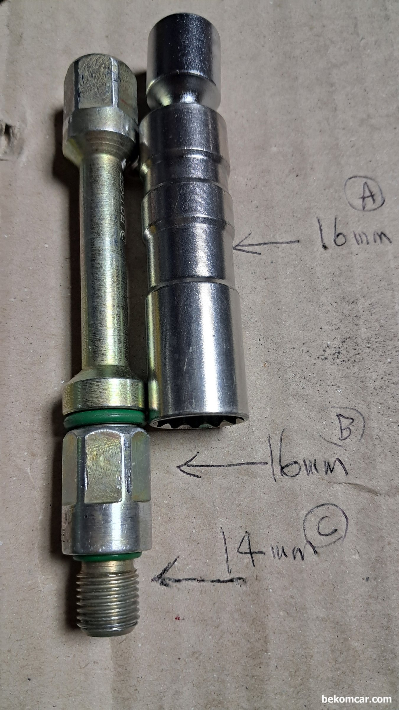 벤츠 2021 W213.086 엔진 점화플러그 소켓크기가 14mm 이지만, 공간이 상당히 타이트해서 16mm 소켓크기는 입구에서 전혀 들어갈 수 없네요, ROTKEE PS16 실린더압축압력센서 사용시 14mm 점화플러그 엔진의 경우 14mm 아답터를 16mm 호스와 튜브에 연결하여 사용한다. 그런데, 일부 타이트한 엔진의 경우 16mm 소켓 삽입 자체가 안되어, 14mm 아답터가 점화플러그 자리에 끼이게 되면 탈거 하는데 쉽지 않다. 그러니 애초에 장착시 14mm를 16mm 에 꽉 끼이게 쎄게 잠근 다음에 점화플러그 소켓에 삽입해준다. B 부분 머리가 16mm이라서 이 아답터가 끼이게 되면 16mm 소켓으로 탈거하면 되는데, 일부 엔진은 너무 타이트해서 16mm 소켓 사용이 불가한 경우가 있다.|بيكومكار  (bekomcar)