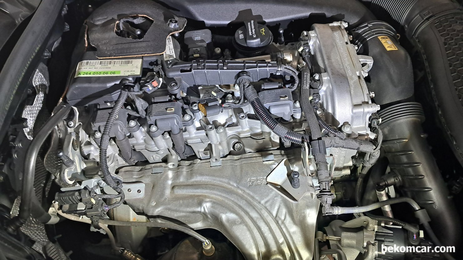 벤츠 M264엔진 (W213 E350) 엔진의 CAMTRONIC VVT 특징이 뭔가요?, 2016년 ~ 2023년 생산된 가장 실속있는 벤츠 차량으로 1991cc (2.0L) 배기량으로 트윈터보 직분사 DOHC VVT (CAMTRONIC)기술 과 압축비는 10.5:1 이다. 1.5L 와 2.0L 배기량이 있고 48V시스템, PPF (휘발유 버전의 DPF) 가 기본으로 적용되고 있다. 이후 엔진은 2023년부터 M254로 바뀌었다.|베콤카 차량정밀진단