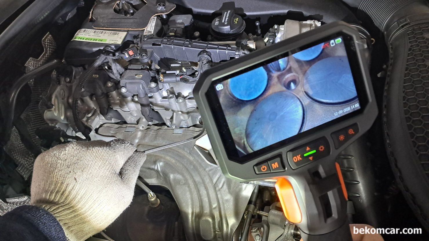 2021년 벤츠 W213.086 E350 4MATIC KCAR 중고차 구매전 실린더 내시경점검, 벤츠 2021년 W213.086 E350 4MATIC KCAR 중고차 매매상사에서 엔진점검 과정중 내시경 육안점검이다. 피스톤, 실린더, 헤드, 밸브듬 카본상태가 믿기 힘들정도로 깨끗하다. 직분사 터보엔진 TGDI엔진 특유의 카본이 거의없고 심지어 MPI차량보다 더 깨끗하다. W213 E350 내시경 점검 실린더는 2번 실린더 이다.|ベコムカー (bekomcar)