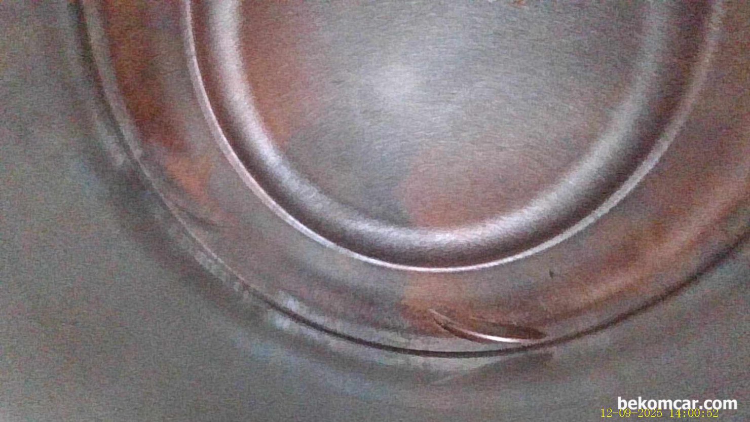 2021년 벤츠 W213.086 E350 4MATIC KCAR 중고차 구매전 실린더 내시경점검, 벤츠 2021년 W213.086 E350 4MATIC 2번 실린더 내시경 점검이다. 터보 직분사 엔진인데 피스톤 상단이나 실린더 와 피스톤 사이의 가장자리 등에 카본이 거의 없다. E350 W213 중고차 구매전 점검장소는 분당 KCAR이다.|ベコムカー (bekomcar)