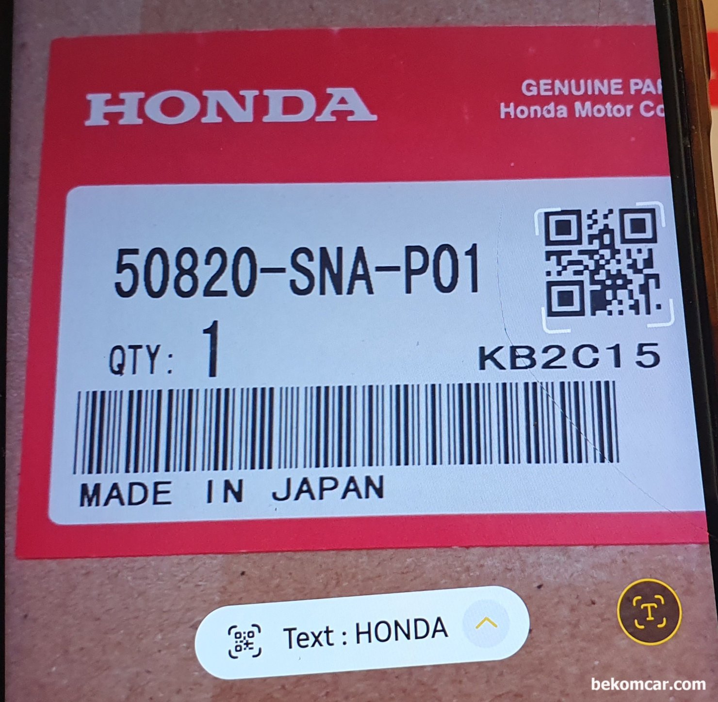 혼다 엔진마운트 주문했는데 순정인지 아닌지 어떻게 구분 할 수 있나요?, 혼다 부품에 붙어있는 라벨이다. 혼다 짝뚱 제품이다. QR코드 스캔시 부품 번호등 관리 체계 정보 대신에 그냥 HONDA 라고만 되어 있다. 그리고 사실 여러 군데 짝뚱 라벨의 흔적이 발견된다.|베콤카 차량정밀진단
