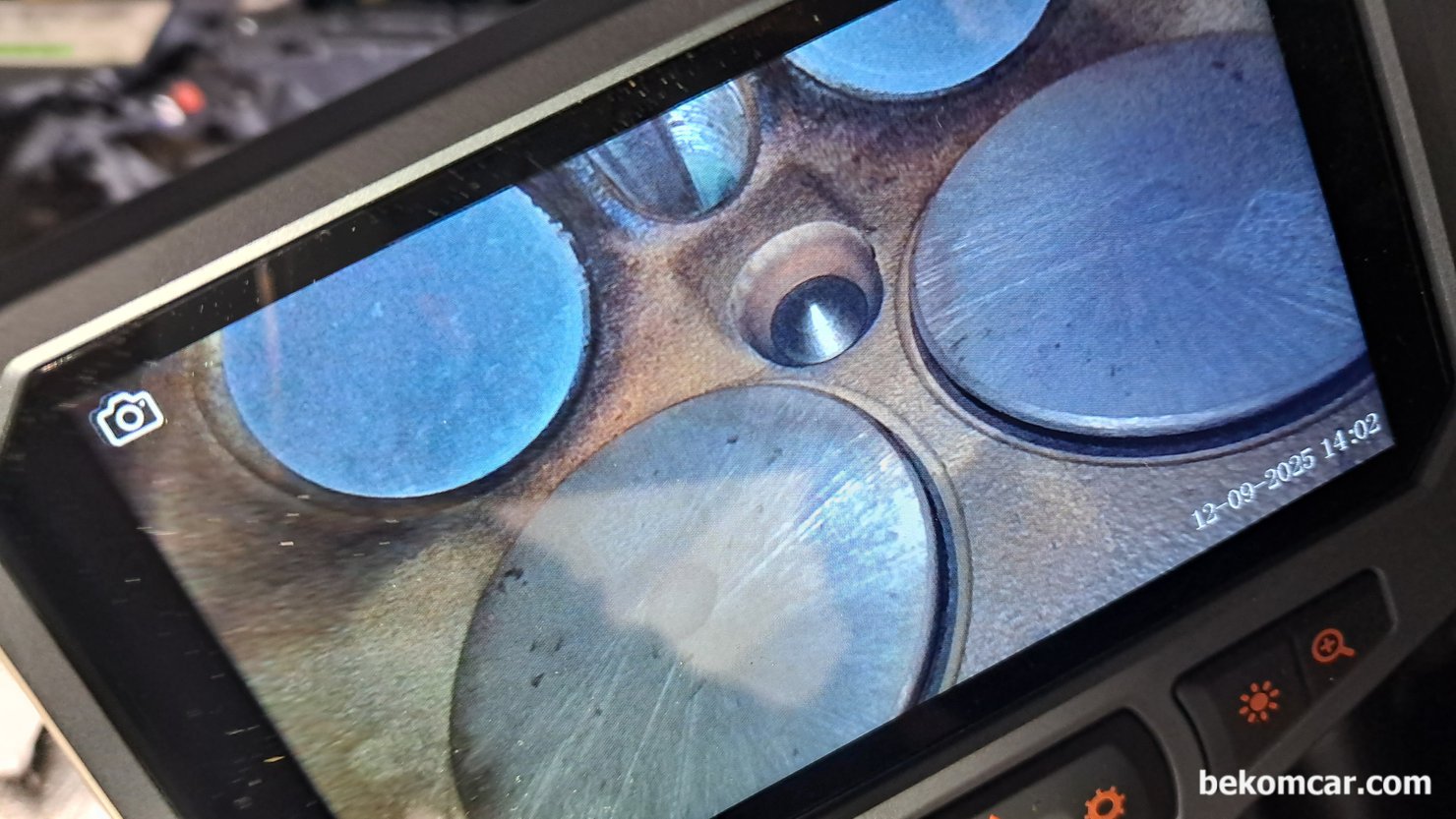 범생이 벤츠 2021년 W213 E350 KCAR 중고차 구매전 점검, 최종 구매로 이어짐, 벤츠 E350 2021 중고차 구매전 점검으로 실린더 내시경 검사중에서 밸브쪽 사진이다. 가운데 구멍에 있는것이 인젝터 이고 흡기밸브, 배기밸브 및 인젝터 그리고 엔진헤드와 엔진블럭 가장자리 그리고 피스톤 헤드 등 카본이 사실상 없는 상당히 드문 경우이다. 터보 직분사 엔진으로 약 3만키로 주행한 차량이라고 믿기 힘든 경우이다.|贝科姆汽车 (bekomcar)