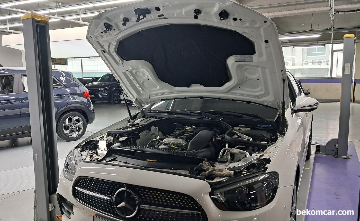 범생이 벤츠 2021년 W213 E350 KCAR 중고차 구매전 점검, 최종 구매로 이어짐, 48V 마하 (마일드하이브리드), 2021년 벤츠 E350 중고차 구매전 점검과정이다. 중고차 매매상사는 분당 KCAR이다. 베콤카는 엔진정밀 진단 전문이다. 전체 시스템 고장코드 스캐너 확인, 기본적인 누유 누수 사고흔적등 육안점검 (엔진룸 & 하체등), 엔진실린더압축압력 파형측정.분석, 실린더 내시경점검, 실제 저속. 고속 자유로 주행시험(미션 & 하체 등 재 검증)까지 마무리 했다. 종합적으로 일부 사소한 고장코드 제외하면 상당히 상태가 좋다.|贝科姆汽车 (bekomcar)