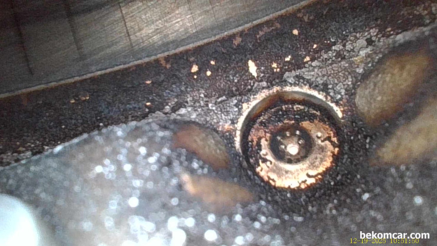 중고차 구입후 엔진내시경 점검사진, GM대우 알페온 2014년 V6 3.0L LFW GDI, GM대우 알페온 2014년 V6 3.0L LFW GDI 중고차 구입후 실린더 내시경 검사과정 이다. 인젝터 분사 노늘 부분을 좀 확대하여 살펴본다. 6개인젝터 분사 노즐 구멍이 선명하게 확인된다. 사실 실제로 보면 이 인젝터 구멍은 너무 작아서 잘 보이지도 않는다. 내시경으로 확대 했기 때문에 보이는것이다. 피스톤이 많이 올라와서 헤드. 헤드 인젝터. 실린더벽. 피스톤 상단까지 거의 한번에 확인된다. 약간의 스크래치도 함께 발견된다. 하지만 아직 공기 누설은 없는 상태이다.|بيكومكار  (bekomcar)