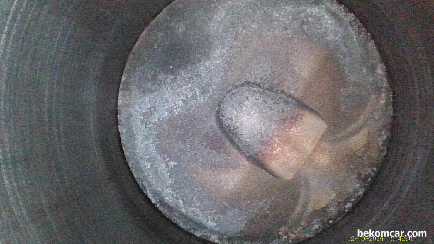 중고차 구입후 엔진내시경 점검사진, GM대우 알페온 2014년 V6 3.0L LFW GDI, GM대우 알페온 2014년 V6 3.0L LFW GDI의 전체적인 피스톤 및 실린더 벽 상태를 알 수 있는 내시경 사진이다. 10년된 직분사 GDI 엔진임에도 카본이 많지 않다.  중고차로 구입후에 베콤카에서 엔진상태 점검을 하는 과정중에서 실린더 내시경 검사하는 과정이다.|بيكومكار  (bekomcar)