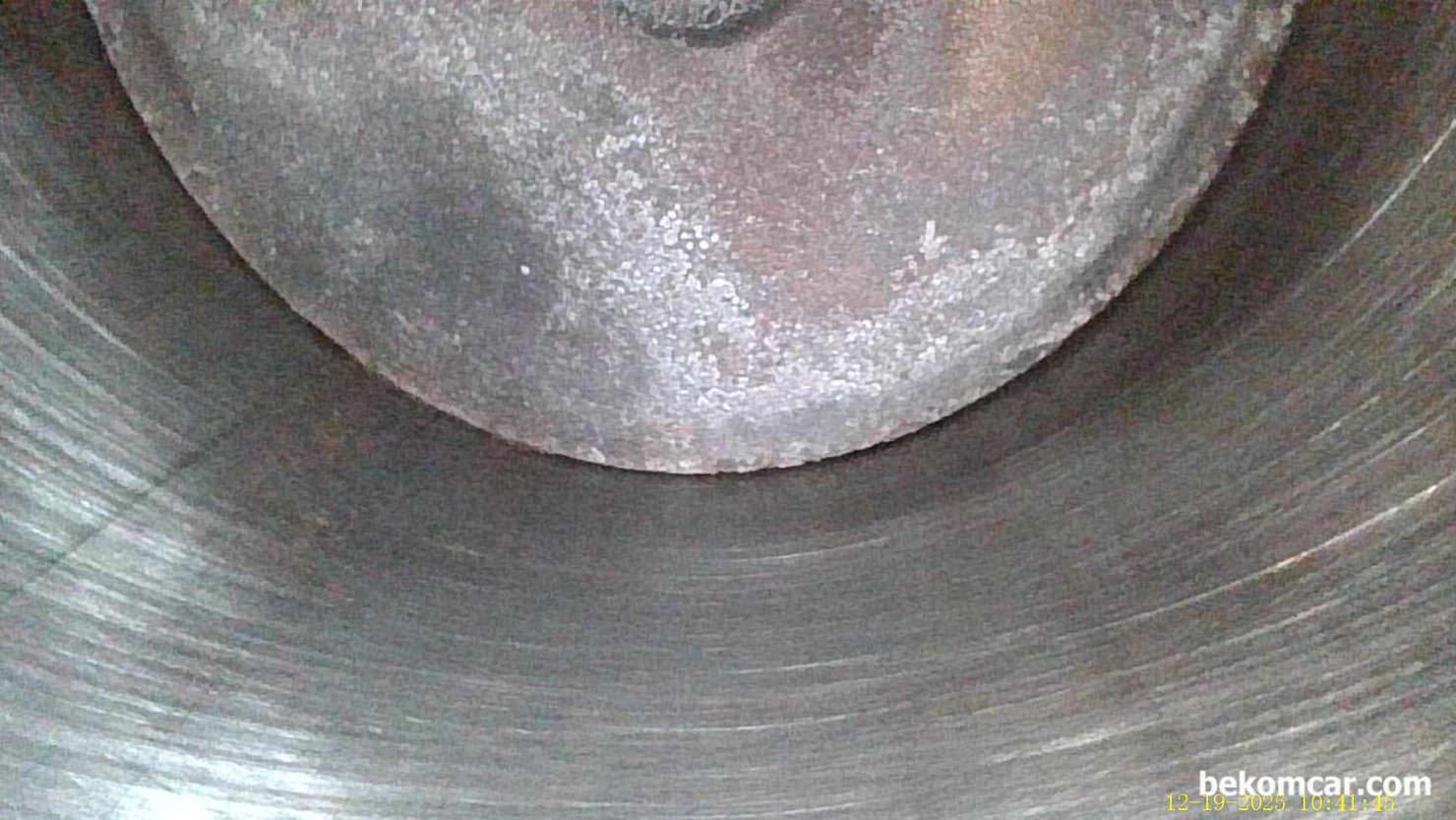 중고차 구입후 엔진내시경 점검사진, GM대우 알페온 2014년 V6 3.0L LFW GDI, GM대우 알페온 2014년 V6 3.0L LFW GDI 중고차 구입후 엔진진단 한다. 내시경으로 실린더 상태를 살펴보는데, 실린더 벽 상태가 좋은편이다. 하지만 일부 실린더에서는 수직의 스크래치가 발견되기도 했다. 현 상태에서는 오일관리 잘 하면서 카본제거 첨가제를 1만키로마다 한번씩 사용하면 좋겠다.|بيكومكار  (bekomcar)