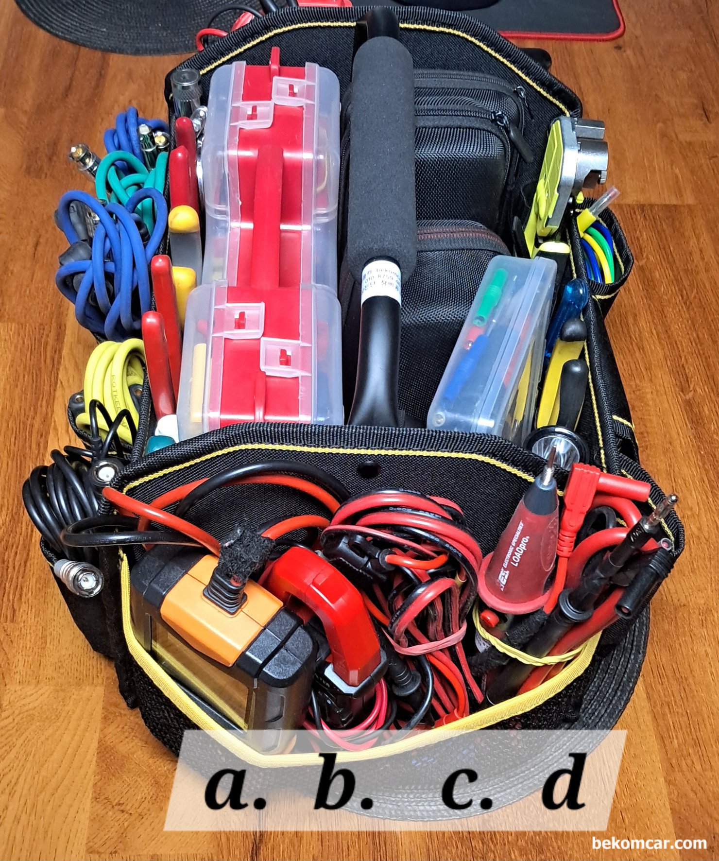 전기적 고장진단에 필요한 기본공구 가방정리, 전기고장 진단 기본공구 박스이다. a 는배터리 SOH, CCA & SOC 즉 배터리 상태를 측정하는 테스터기, b 는 소전류계겸용 멀티테스터기, c 는 4미터 와 5m 길이의 전원공급 하네스 이다. 캔 통신 진단이나 전기적 진단시 확실한 전원공급 은 필수이다. 이때 사용하는 전원공급 케이블이다. 플러스에는 휴즈를 사용하게 했고 4mm 바나나 잭으로 되어있다. d 는 부하전압강하 테스팅 공구이다. 즉, 그냥 전압강하가 아니라 실제 부하가 걸릴때의 전압강하를 측정하는 공구이다. 시동모터, 연료펌프, 클러치 등 포함 모든 전기.전자 기기의 전압강하를 휴즈박스나 코넥터 하네등 에서 쉽게 정확하게 측정이 가능하다. 베콤카는 단순 목적이외는 테스트 라이트를 부하전압강하 등 목적으로 사용하지 않는다.|بيكومكار  (bekomcar)