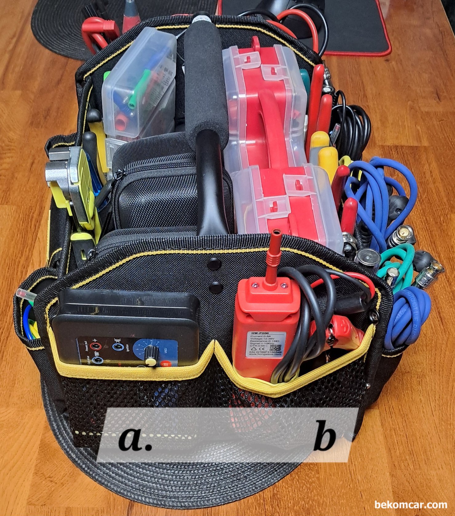 전기적 고장진단에 필요한 기본공구 가방정리, 베콤카 전기적 고장진단 공구가방이다. a는 산소센서, 솔레노이드, 캠센서, VVT, OCV, MAP센서 등 각종 센서류나 솔레노이드 등을 ECM처럼 제어가 가능한 센서시뮬레이터 이다. 듀티제어와 주파수 그리고 전압제어까지 가능하다. b 는 회로점검 측정장비 이다. 흔히 파워프로브 라고 알려져 있는 것이다. 다만, 기본적인 전압측정, 저항측정, 듀티제어, 부하전압측정, 기본적이 오실로스코프 등 다양한 기능이 있다. 가장 단순하게 하지만 중요한 전기적 진단에 사용되는 공구이다.|بيكومكار  (bekomcar)