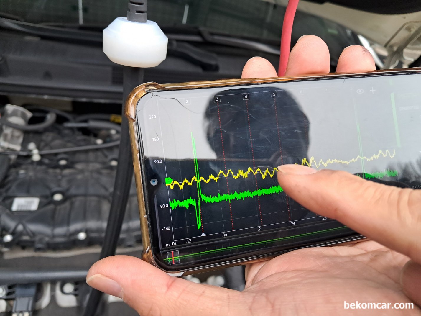 HS512Max 자동차전용 오실로스코프 활용사례, BMW Z4 점화상태  점검, 실제 휴대폰에서 HS512Max를 사용하고 있는 장면이다. 휴대폰에서 사용하기 때문에 기능. 성능이 뛰어나고 휴대성이 최고이다. 사실 수백만원 수천만원 하는 진단기에 있는 스코프보다 우리가 보통 사용하는 휴대폰 성능이 더 뛰어난 경우가 대부분이다. 진단기는 대부분 하드웨어 성능이 낮다.|bekomcar.com