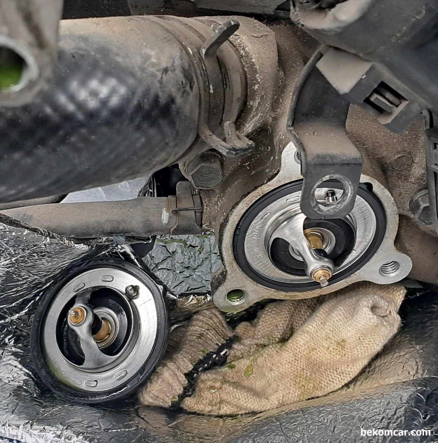 현대자동차 NF쏘나타 2.0L DOHC 2005년 써모스텟 교환작업, 현대자동차 NF쏘나타 2.0L DOHC 2005년 써모스텟 교환작업 이다. 왼쪽것이 기존것, 장착되어 있는것은 현대 모비스 순정 써모스텟 이다. 에어필터등만 탈거하면 작업성은 좋다. 써모스텟 방향 과 아래쪽 볼트는 좀 긴것이니 이것만 주의한다.|bekomcar.com