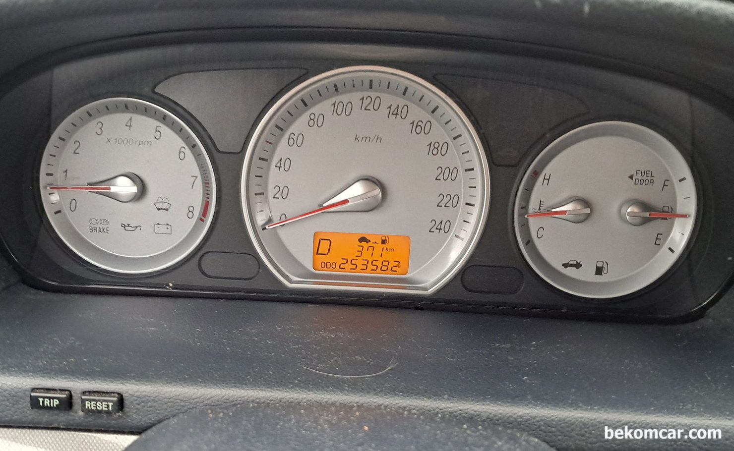 현대자동차 NF쏘나타 2.0L DOHC 2005년 써모스텟 교환작업, 현대자동차 NF쏘나타 2.0L DOHC 2005년 써모스텟 교체후에 시험주행까지 마치고 나서 계기판 상태를 재 확인한다. 온도계가 50% 조금 아래이다. 이전에는 25% 미만 이었다. 주행거리 약 253,582km 이다.|bekomcar.com