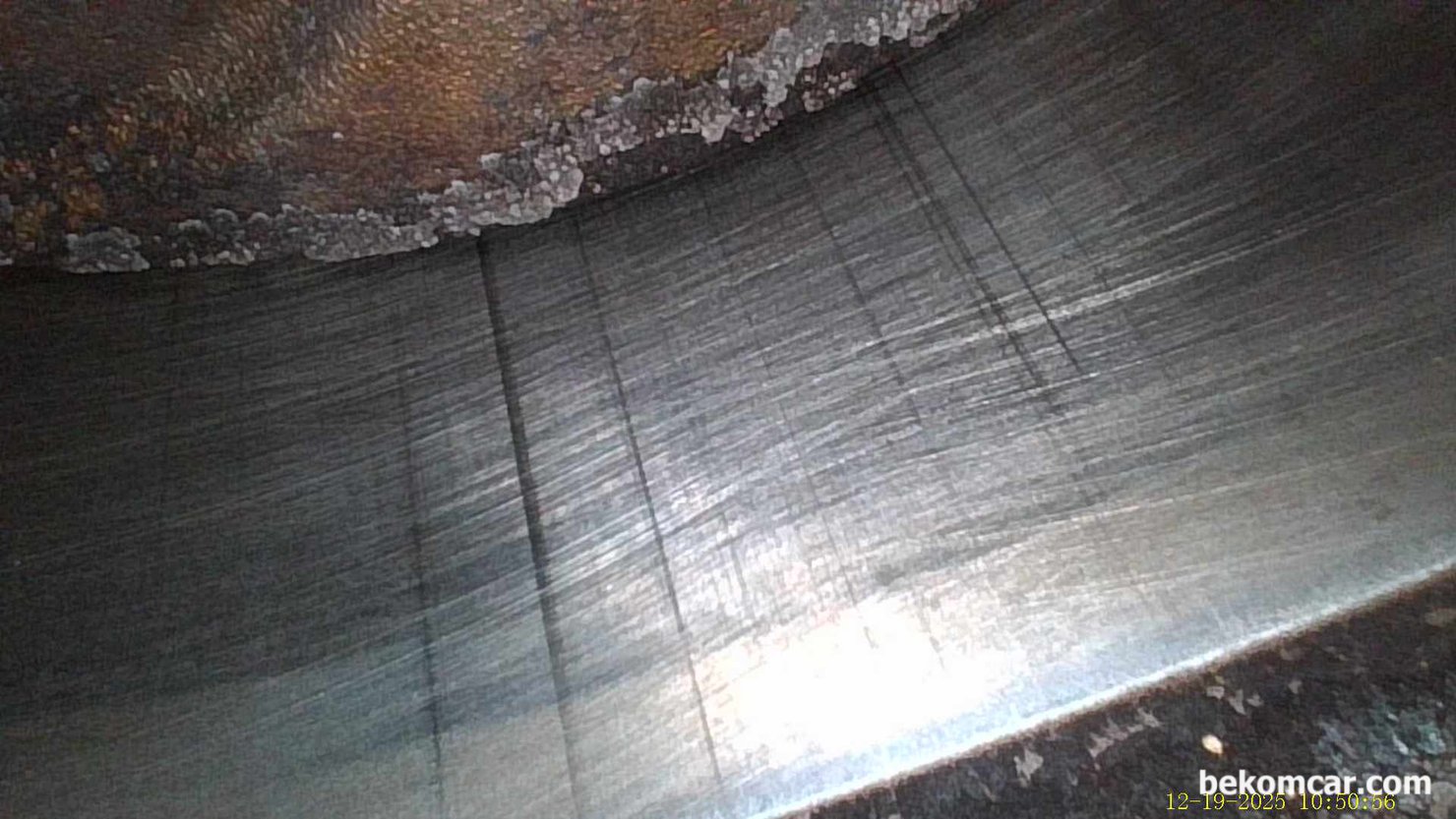 피스톤링 스크래치 크랭크케이스 블로우바이 가스 파형기록, 알페온 V6사례, 지엠대우 알페온 V6 피스톤링 스크래치 내시경 점검기록이다. 직분사 엔진의 경우 MPI 엔진에 비하여 상대적으로 카본이 많이 쌓이게되고 여러가지 원인으로 인하여 엔진기계적 고장 (피스톤링 & 실린더 스크래치 포함)이 있는것 같다. 아직 부조나 실화 고장코드 혹 특이사항 등은 없는 상태이다. 하지만, 피스톤 링 스크래치로 미세하지만 누설이 있는 것으로 판단된다.|bekomcar.com