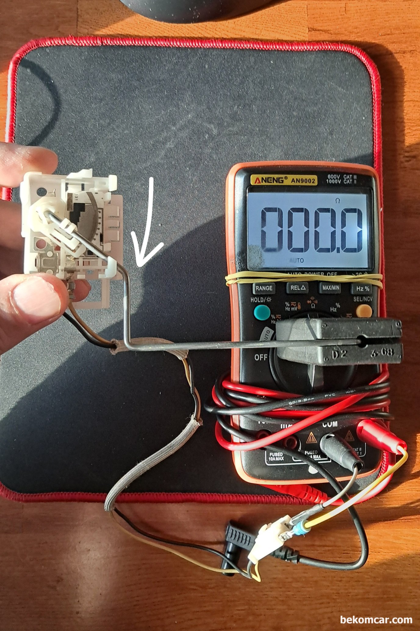 연료펌프세트중 연료량 측정원리,  '연료펌프 센딩 유닛' 이해, 이경우는 반대로  '연료펌프 센딩 유닛' 이 아래로 내려가면 저항값이 0 에 가까워진다. 계기판에는 연료량이 0% 에 가깝게 표시되는 위치이다.|bekomcar.com
