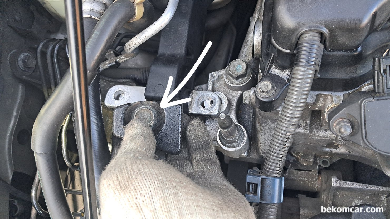 혼다 시빅 8세대 1.8L R18A1 엔진 마운트 교환기록, 주의사항 포함, 혼다 시빅 8세대 1.8L R18A1 엔진 마운트 교환기록, 주의사항 중 브라켓의 밸런서 이다. 위치를 잘 파악해서 제대로 체결해주어야 한다. 그리고 19mm 너트 역시 롱 소켓을 이용해야 너트 머리 뭉게 지는것 방지 할 수 있다.|베콤카 차량정밀진단