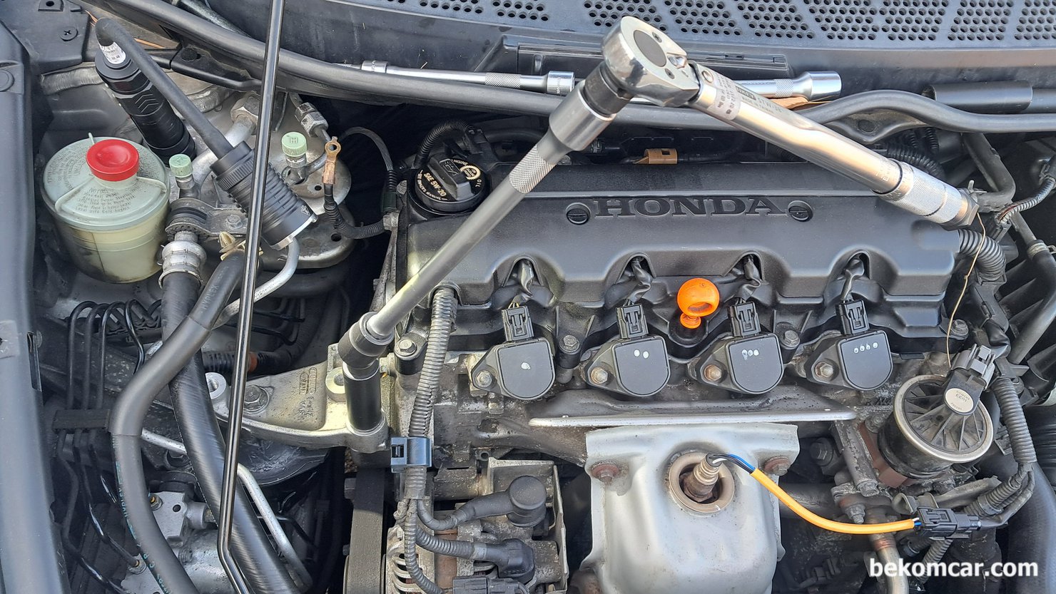 혼다 시빅 8세대 1.8L R18A1 엔진 마운트 교환기록, 주의사항 포함, 혼다 시빅 8세대 1.8L R18A1 엔진 마운트 교환기록이다. 주의사항은 브라켓 밸런더, 다울핀 및 19mm 너트 등이 있다. 꼭 토크를 확인하여 토크렌치로 조립하여야 한다. 물론 상당한 경험이 있는 정비사의 경우 예외일 수 있다.|베콤카 차량정밀진단