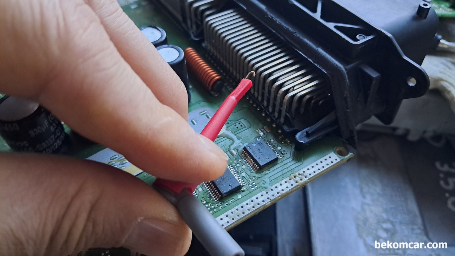 ECU고장확인시 코넥터 & ECM 상태진단 체크항목 중 하나, ECM진단시, 탐침봉을 ECU/ ECM 안쪽 코넥터 터미널에 연결하고 나머지는 외부의 동일한 하네스에 연결하여 오실로스코프로 파형을 측정해본다. 핀 사이가 너무 타이트하니 특수하 탐침봉을 사용한다. 쇼트 단락 예방을 위해서이다.|贝科姆汽车 (bekomcar)