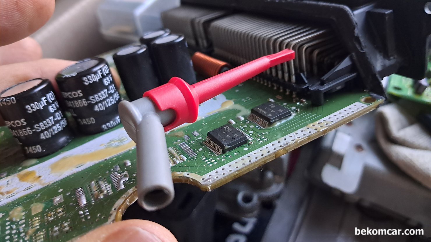 ECU고장확인시 코넥터 & ECM 상태진단 체크항목 중 하나, ECM 터미널 내부에 탐침봉을 설치한 경우이다. 나머지 하나는 ECM 코넥터에 연결된 하네스에 탐침하여 파형을 비교하는것이다.|贝科姆汽车 (bekomcar)