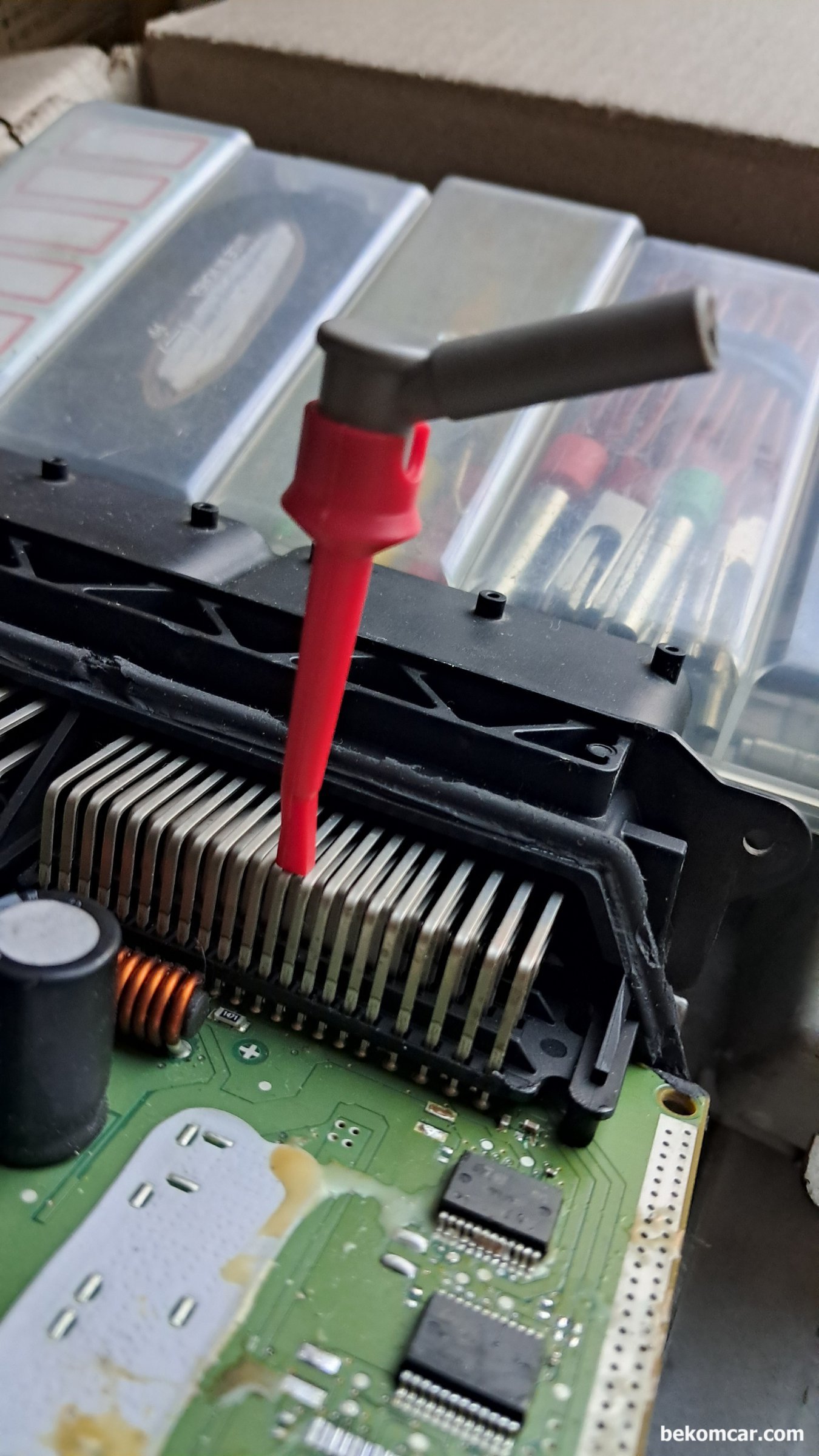 ECU고장확인시 코넥터 & ECM 상태진단 체크항목 중 하나, ECM 의 코넥터 터미널 형태 및 위치에 따라서 위쪽 혹 옆으로 등 융통성 있게 탐침을 하도록 한다. 중요한것은 옆 핀 과 닿지 않도록 해야 한다. 그래서 특수한 하네스 탐침봉을 사용한다.|贝科姆汽车 (bekomcar)