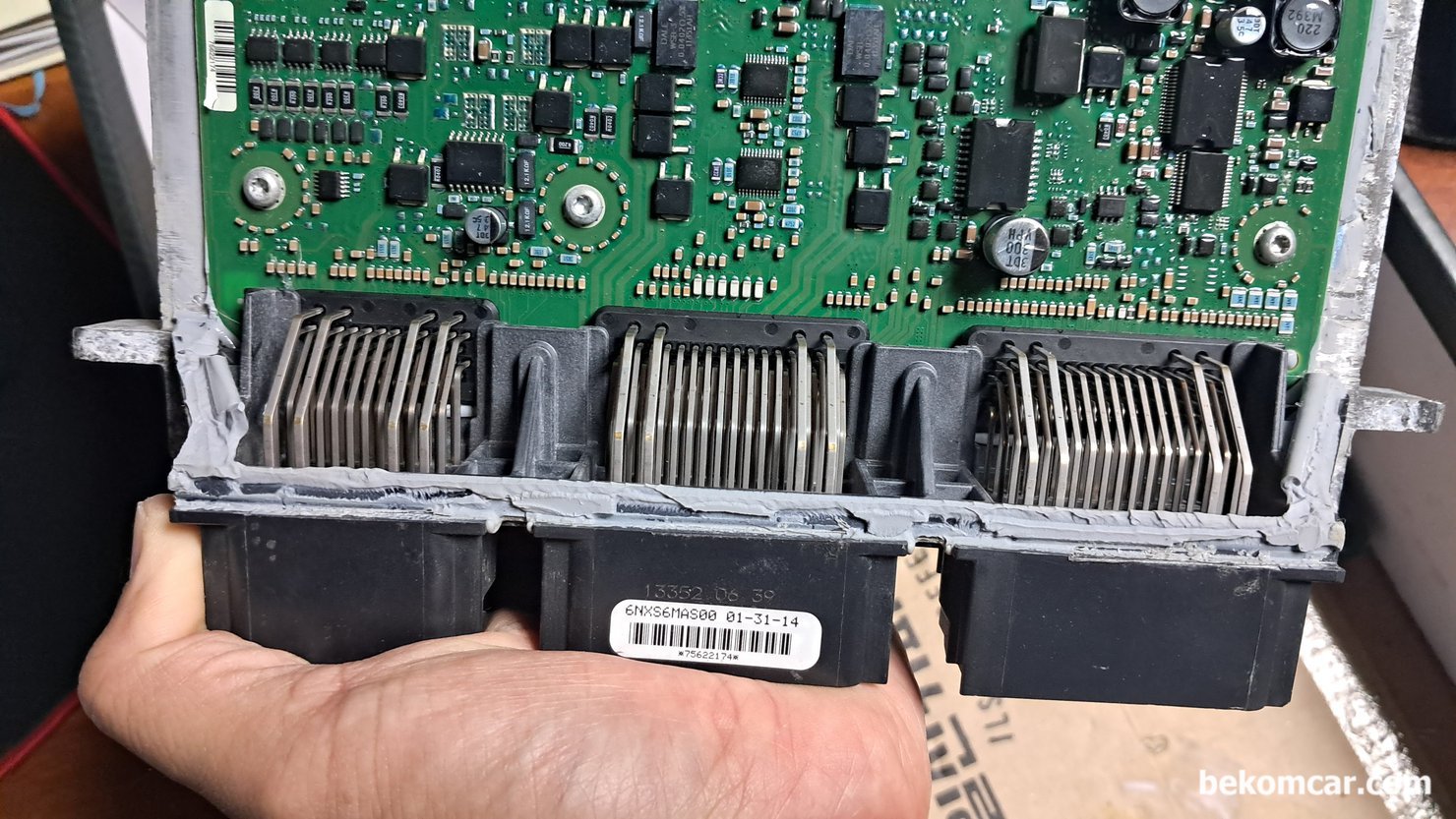 ECU고장확인시 코넥터 & ECM 상태진단 체크항목 중 하나, 포드 익스플로러 자동차 ECM 고장 진단과정, ECM 의 MOSFET 고장인 경우이었지만 기본적으로 코넥터등도 필요시 통전여부나 고 저항등 상태를 진단해본다.|贝科姆汽车 (bekomcar)