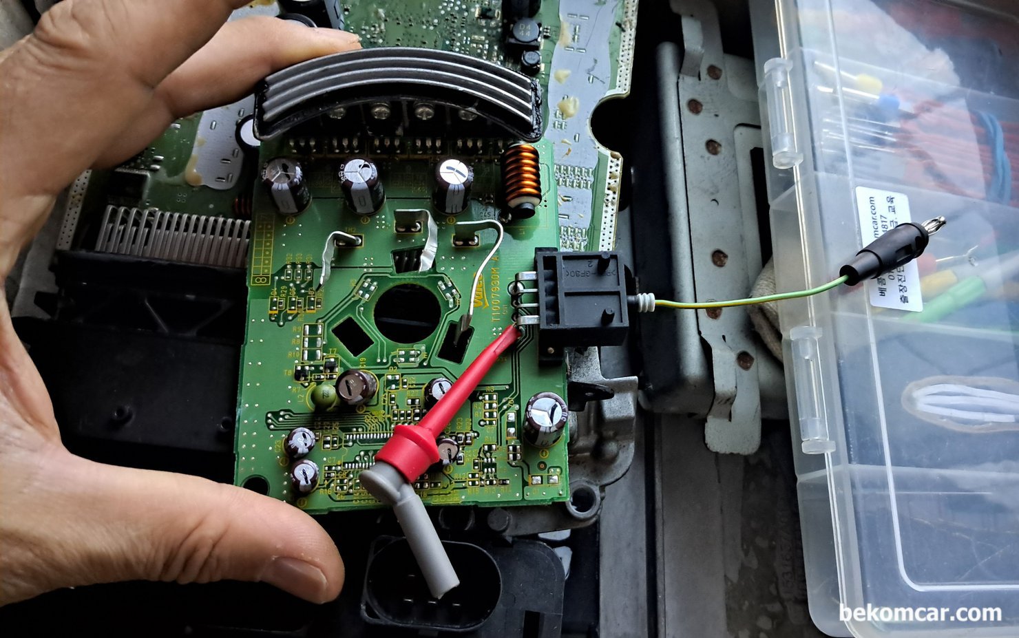 ECU고장확인시 코넥터 & ECM 상태진단 체크항목 중 하나, 경우에 따라서는 코넥터 자체도 접촉이나 연속성 등 체크하는데 여러가지 형태로 확인 하는것도 중요 한 듯 하다. ECU/ECM등의 경우 코넥터 핀 텐션이나 코넥터 자체의 부식이나 고 저항등이 고장의 원인이 되는경우도 흔하다.|贝科姆汽车 (bekomcar)