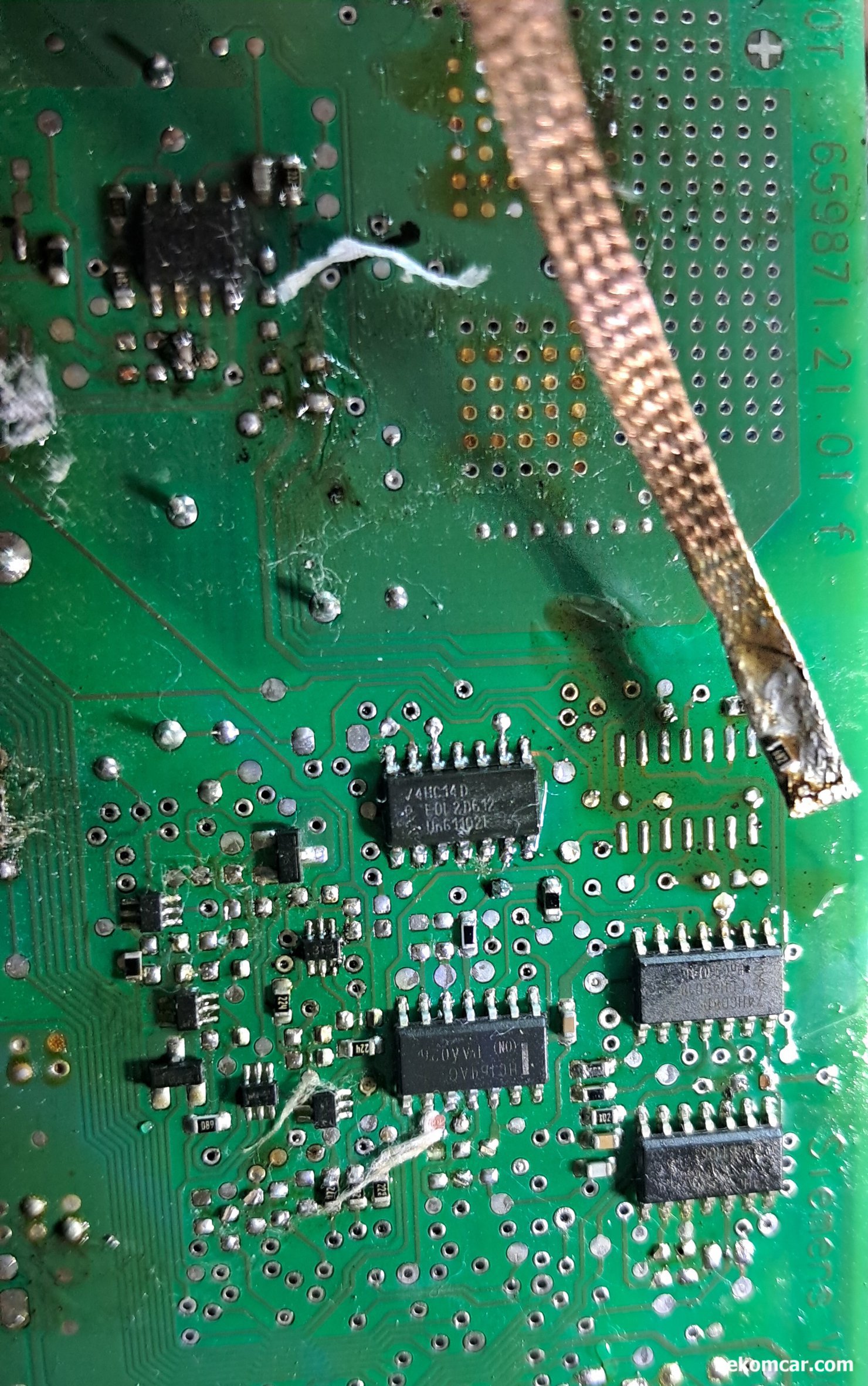 ECM등 자동차 전장장치 모듈 PCB 칩 작업기록, ECU PCB에서 칩을 제거 후에는 기존의 납땜 찌꺼지 등을 깨끗히 청소해주어야 한다. 그리고 새로운 납 을 사용하여 접촉이 좋게 솔더링 해야한다.|ベコムカー (bekomcar)