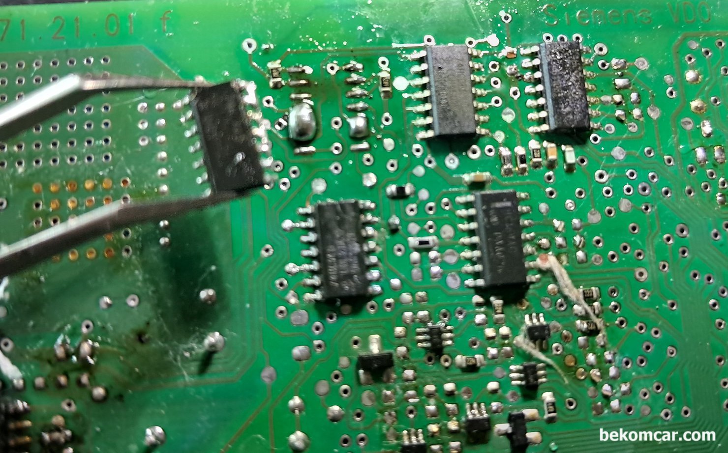 ECM등 자동차 전장장치 모듈 PCB 칩 작업기록, 자동차 ECM에서 SO패키징 (SO-14) 칩 을 탈거하여 새로운 칩으로 작업하는 과정이다. 핀 사이가 상당히 좁아서 일반 솔더링 장비로 작업 하는것은 쉽지는 않다. 칩 제거가 생각보다 쉽게 되는것 같다.|ベコムカー (bekomcar)
