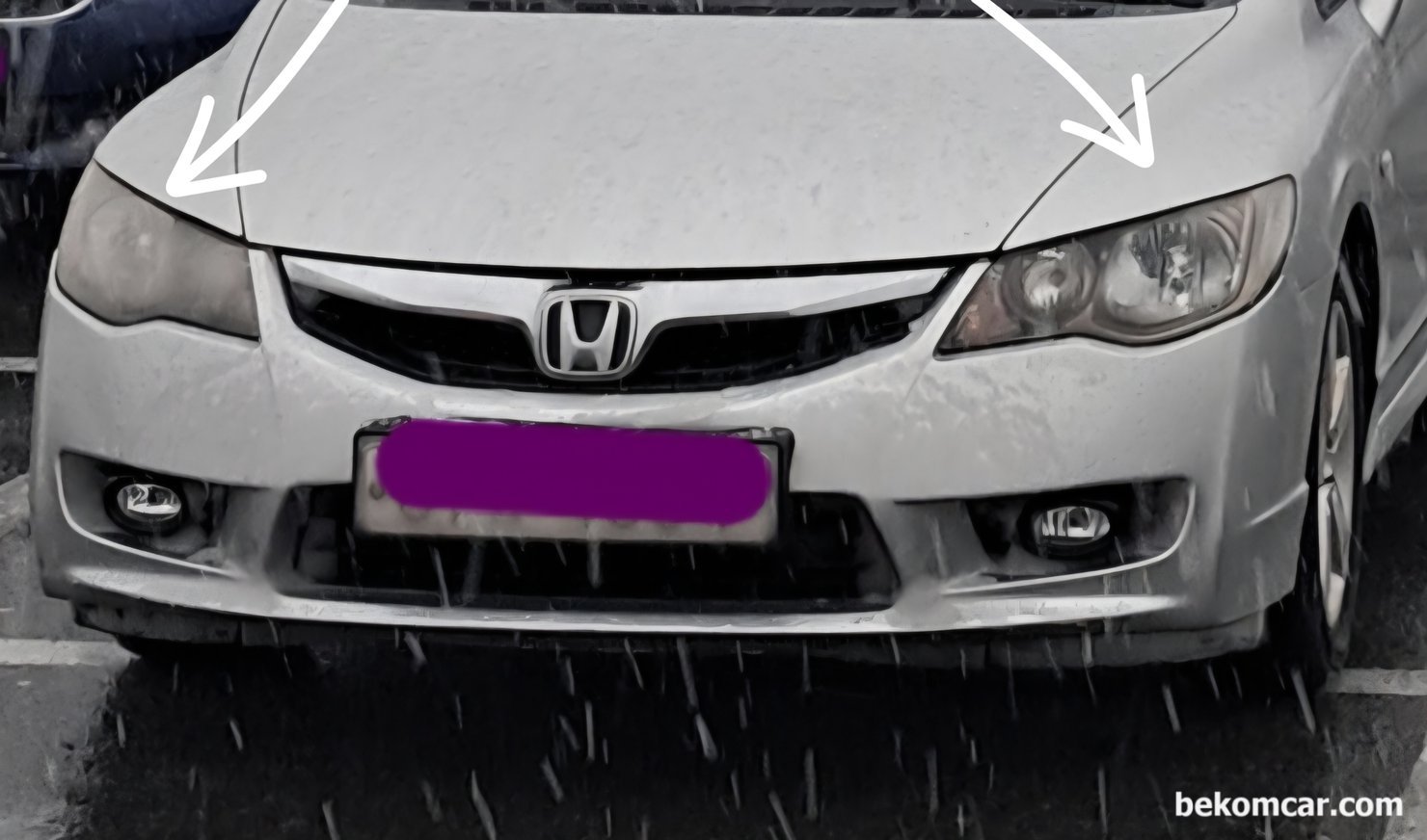 혼다 시빅 8세대 조수석 헤드라이트 복원 사례, 혼다 시빅 8세대 1.8L 헤드라이트, 작업바로전 사진은 아쉽게도 없고 이전에 찍어둔 같은 차량의 헤드라이트 이다. 약간 눈이 내릴때 찍어둔 사진이라 선명하지 않지만, 좌 우 헤드라이트 상태 비교는 가능하다. 조수석 헤드라이트가 좀 흐리멍텅 하다. 운전석은 아무 작업하지 않는 상태이다.|베콤카 차량정밀진단