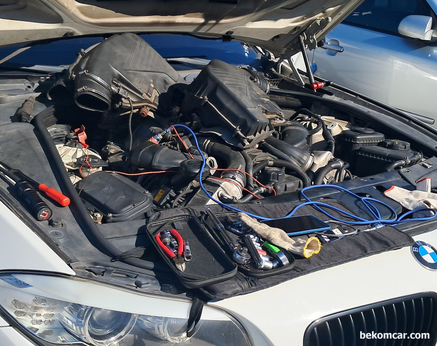 수출용 BMW 550i N63 V8 차량 출장 엔진정밀 진단사례, 엔진정밀 진단을 위하여 특수측정장치 실린더압축압력센서 (In Cylinder Pressure Transducer) 등을 설치하고 있다. 엔진타이밍, 밸브고장, 실린더 피스톤 손상을 진단 할 수 있다. 출장진단으로 수출용차랑 BMW 550i 엔진정밀 진단이다. 벤츠나 BMW등 특정차량은 엔진 기계적 고장이 흔하고 이러한 엔진고장은 분해하지 않고 진단이 가능하기 때문에 인기있는 출장진단 서비스이다.|贝科姆汽车 (bekomcar)